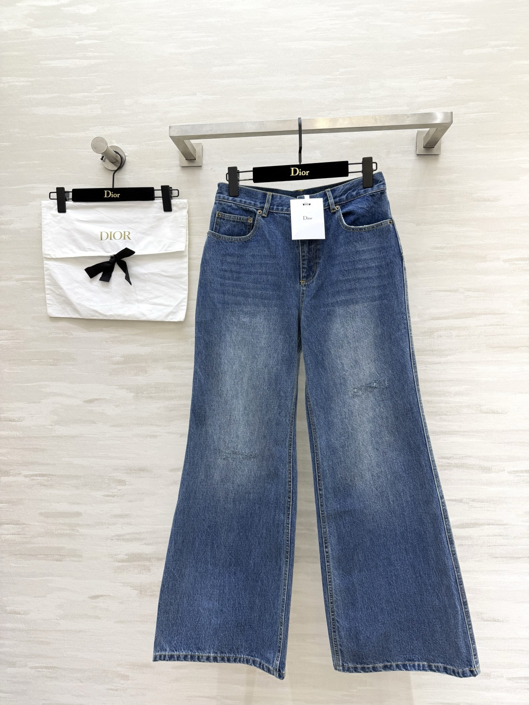 💙#DIO♡²⁶复古水洗阔腿微喇牛仔裤 一条穿出满屏长腿与松弛高级感 经典复古牛仔蓝 自然怀旧水洗做旧 