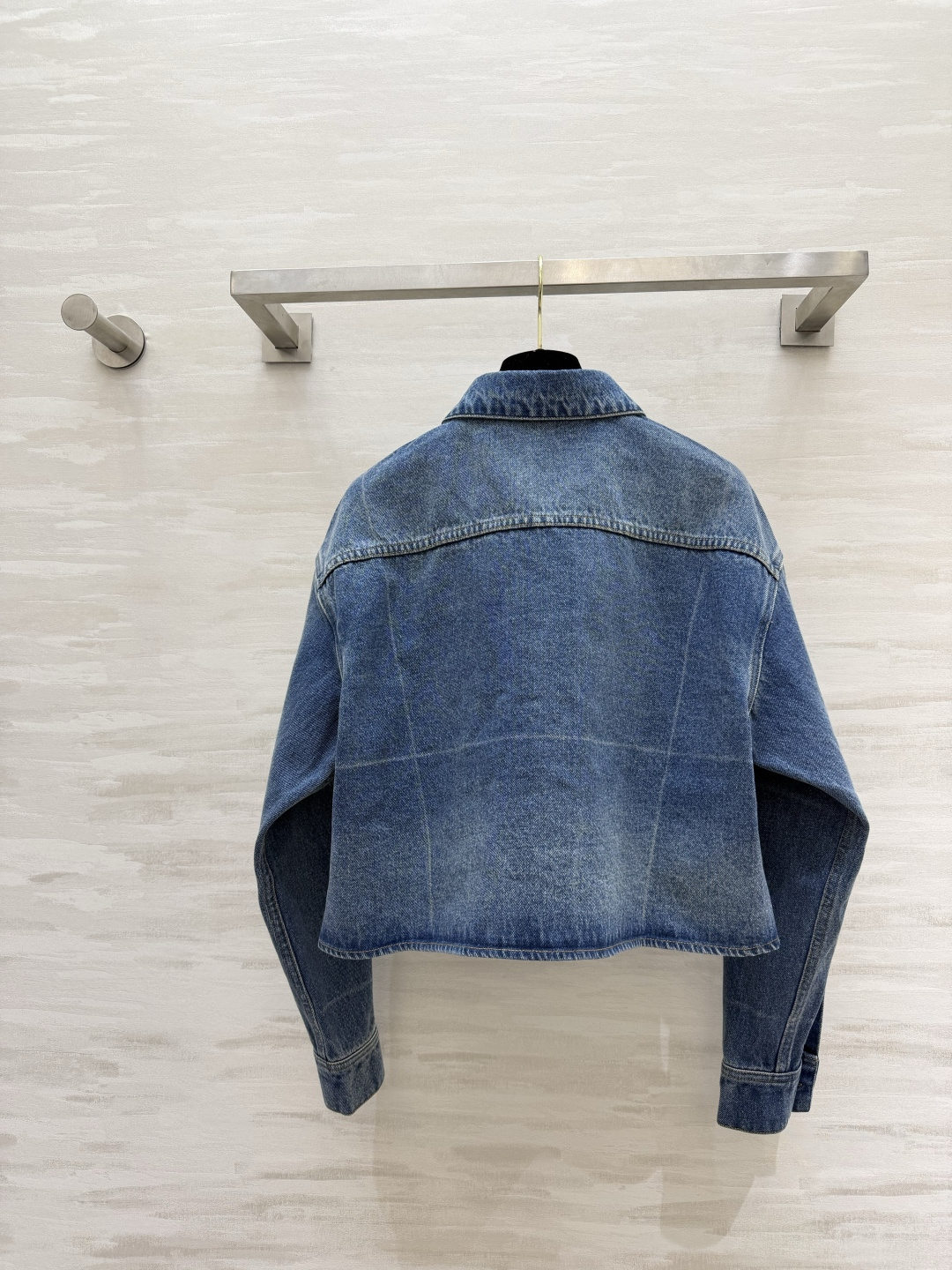 alexanderwan♡²⁶牛仔衬衣 经典复古水洗牛仔色调 利落翻领 简约贴袋设计 立体剪裁上身瞬间拉