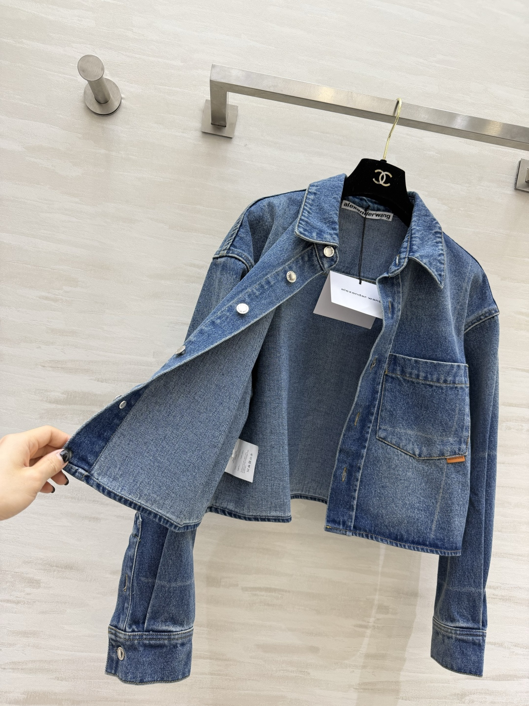 alexanderwan♡²⁶牛仔衬衣 经典复古水洗牛仔色调 利落翻领 简约贴袋设计 立体剪裁上身瞬间拉