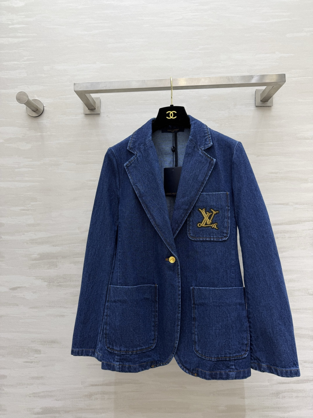 NO:786520,Lvvv limited edition denim suit jacket. When the neat suit style meets retro denim, it unlocks an elegant and rustic relaxed style. The texture of classic washed denim fabric is soft and crisp. Exquisite gold embroidered large logo. Retro gold buckle embellishment. Luxury recognition hidden in low-key. Straight shoulder and loose tailoring. Neat and slimming. Can be worn for commuting. Daily casual is more brilliant. Can be salty or sweet. Both aura and gentleness. Easily wear the noble and lazy feeling of a wealthy sister.  Top-notch wardrobe items, high-quality customization, available now in sizes S/M/L (S size bust 92, length 65), Louis Vuitton-clothing, louis vuitton, louis vuitton, jackets & coats, business suit,19860909Lvvv限定牛仔西装外套 当利落西装版型遇上复古丹宁 解锁又A又飒的松弛格调 经典水洗牛仔面料质感柔软又挺括 精致金色刺绣大Logo 复古金扣点缀 低调中暗藏奢华辨识度 正肩宽松剪裁 利落显瘦不压身 通勤正式可穿 日常休闲更出彩 可盐可甜 气场与温柔兼顾 轻松穿出豪门姐姐的贵气慵懒感 衣橱顶流单品高品质定制 现货首发sizeS/M/L（s码胸围92,衣长65）,路易威登-服装,louis vuitton,louis vuitton,jackets & coats,business suit,,Women's clothing