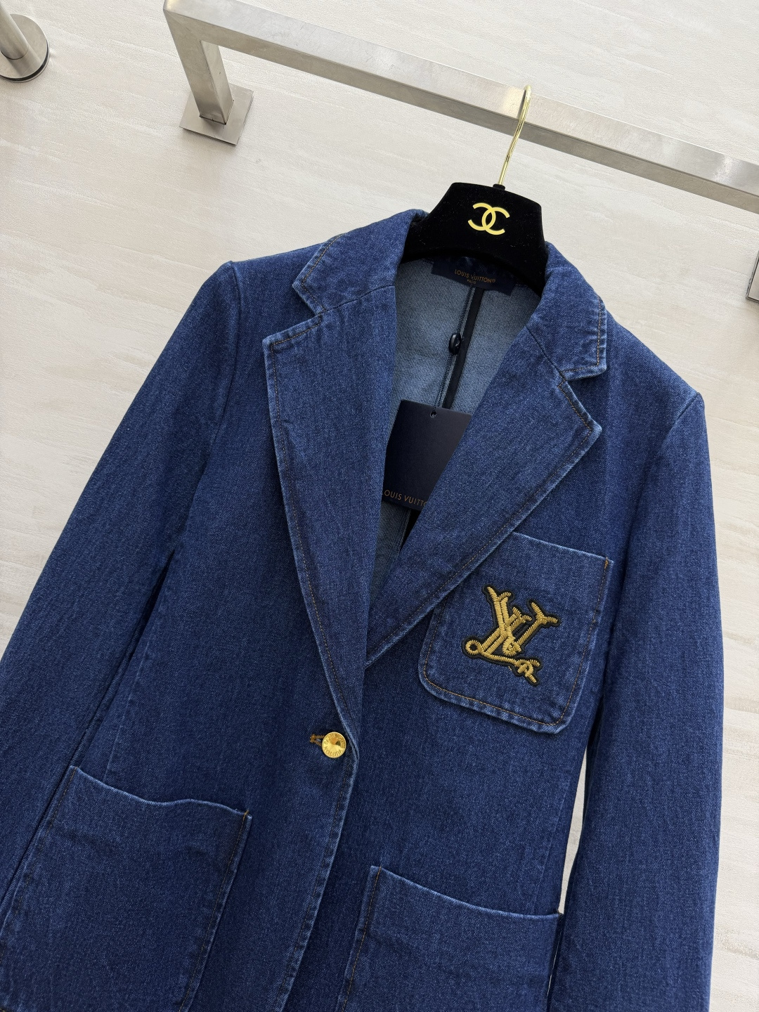 Lvvv²⁶限定牛仔西装外套 当利落西装版型遇上复古丹宁 解锁又A又飒的松弛格调 经典水洗牛仔面料质感柔