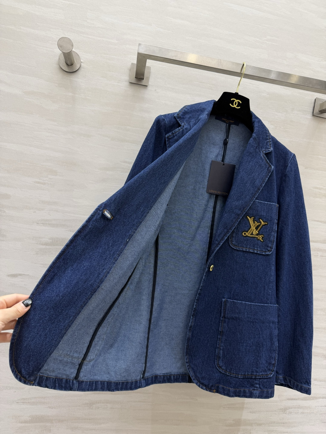 Lvvv²⁶限定牛仔西装外套 当利落西装版型遇上复古丹宁 解锁又A又飒的松弛格调 经典水洗牛仔面料质感柔