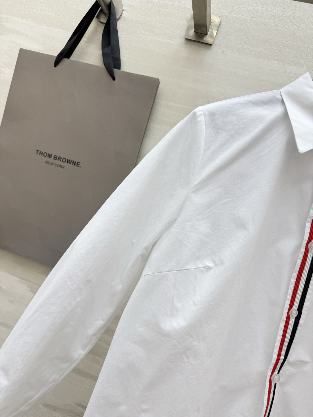 Thom Brown♡²⁶经典红白蓝织带白衬衫 永不过时的轻奢通勤天花板🤍挺括抗皱的优质棉感面料 上身利