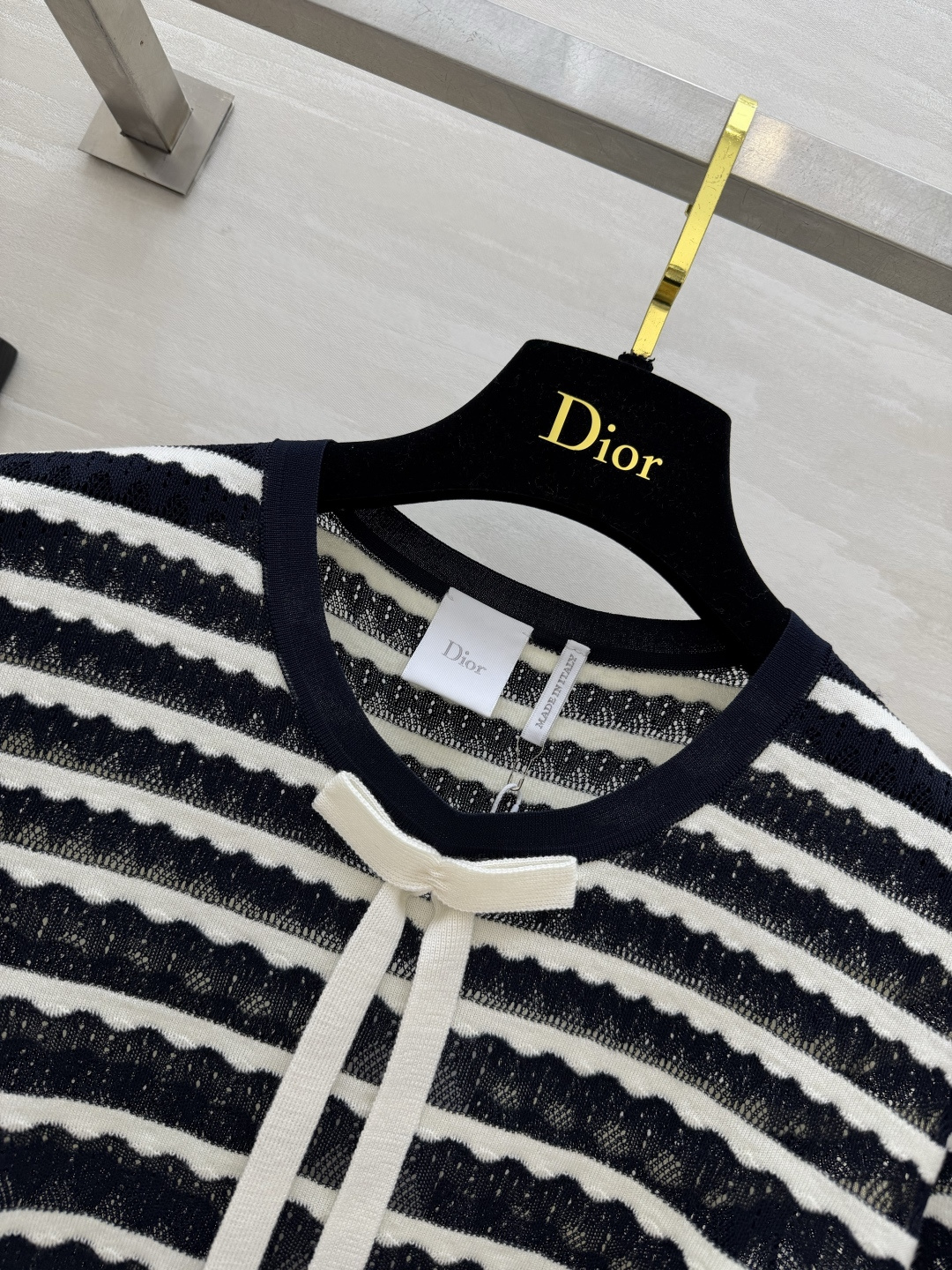 #Dio♡²⁶条纹针织上衣 温柔法式｜精致镂空波浪肌理 蝴蝶结装饰 透气轻薄 显瘦藏肉 简约高级不挑人 
