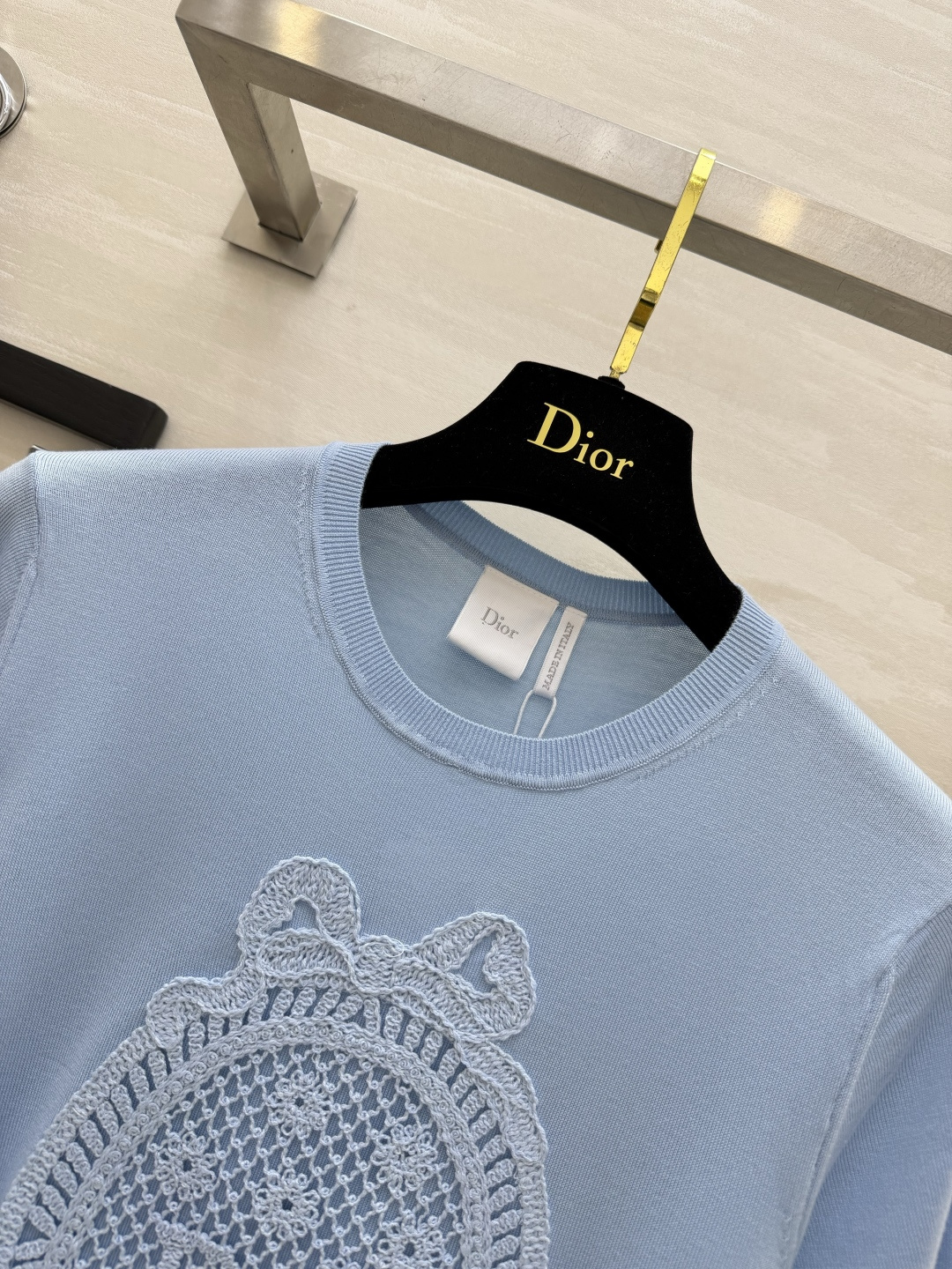 DIO♡²⁶新款浅蓝色针织短袖 温柔奶蓝 巨显白巨衬气质 重工胸前蕾丝钩花设计 低调奢华 满满的精致细节