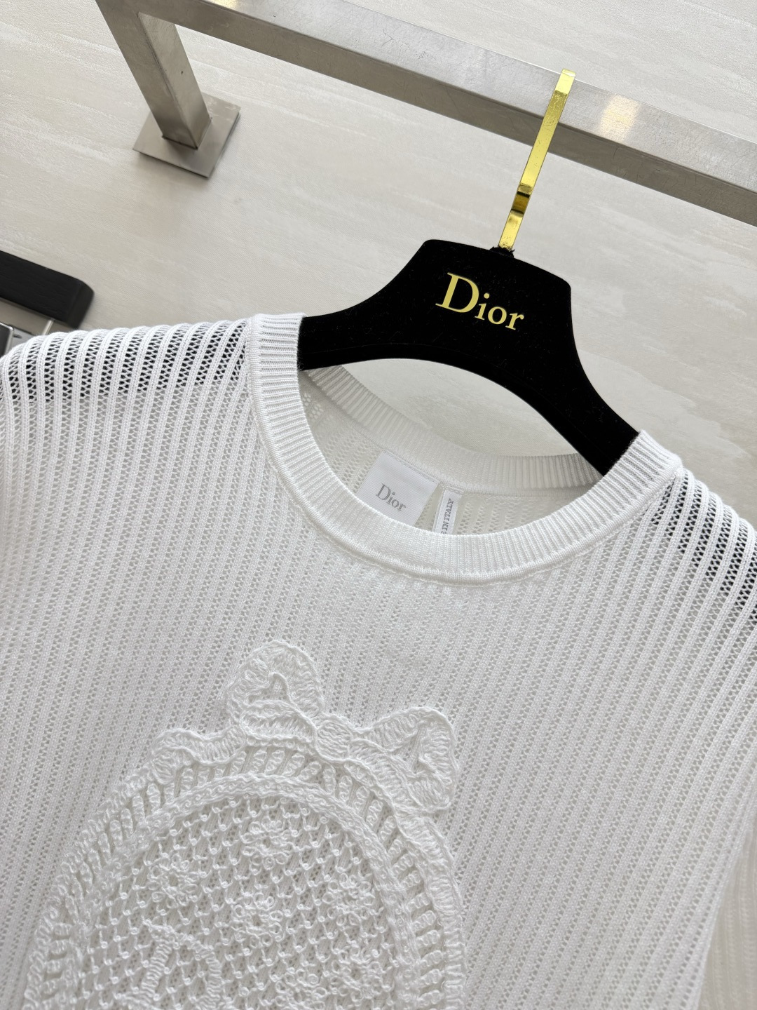 Dio♡²⁶纯白镂空针织T恤 仙气满满的夏日刚需单品 重工蕾丝刺绣徽章 精致又低调 透气冰感针织 清爽舒