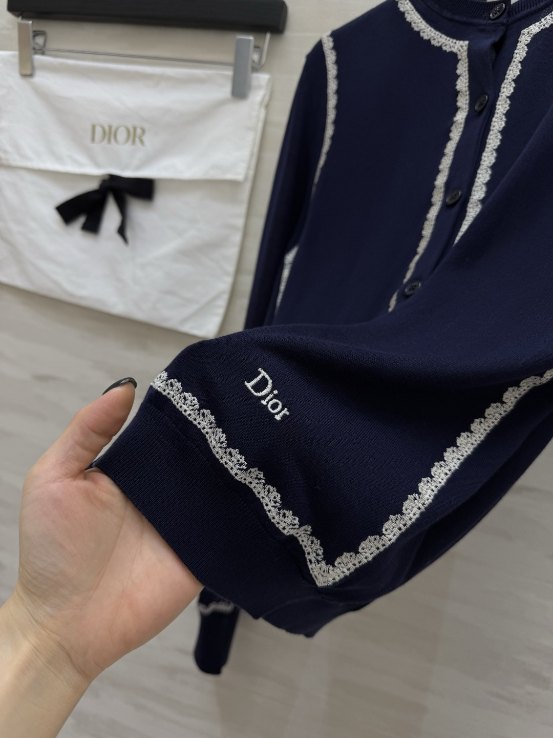 DIO♡²⁶气质蕾丝边针织开衫 低调优雅 把精致氛围感焊在身上 撞色蕾丝滚边设计 温柔又增添精致层次 简