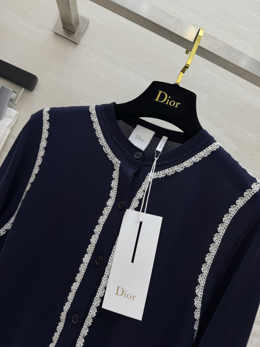 DIO♡²⁶气质蕾丝边针织开衫 低调优雅 把精致氛围感焊在身上 撞色蕾丝滚边设计 温柔又增添精致层次 简