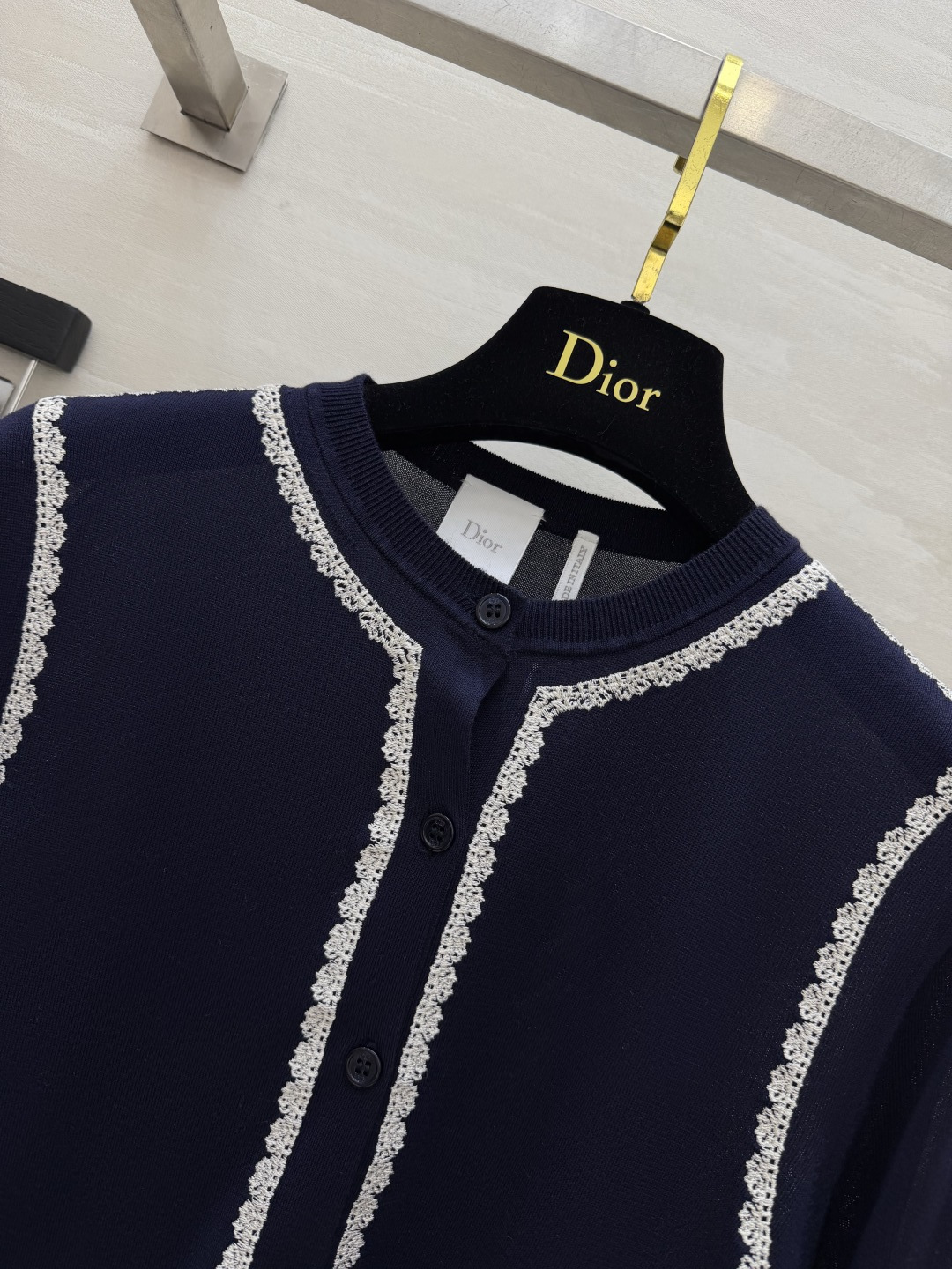 DIO♡²⁶气质蕾丝边针织开衫 低调优雅 把精致氛围感焊在身上 撞色蕾丝滚边设计 温柔又增添精致层次 简