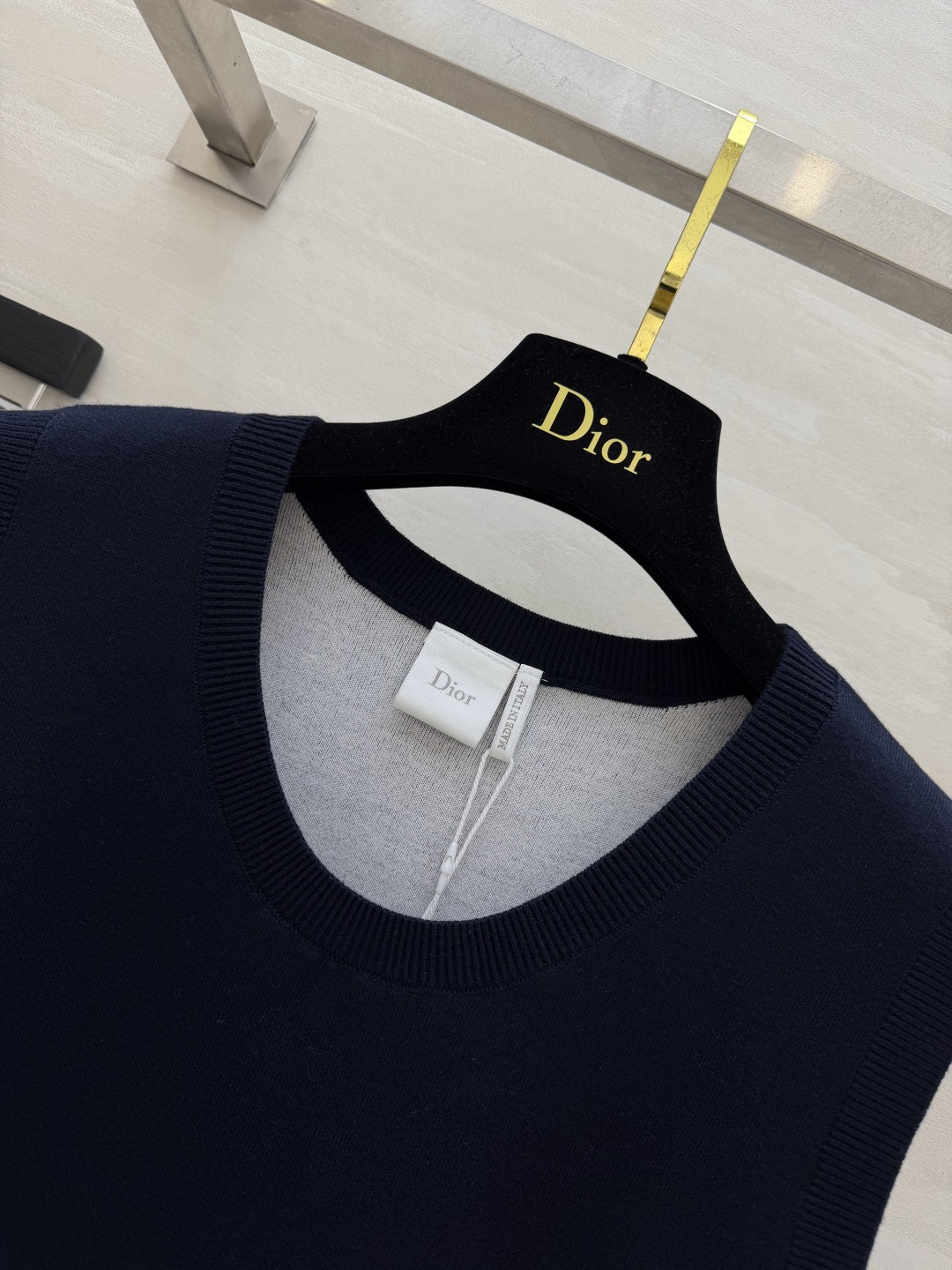 #Dio♡²⁶经典条纹针织马甲 藏青高级底色｜简约撞色条纹 低调刺绣logo加持 软糯亲肤针织面料显瘦百