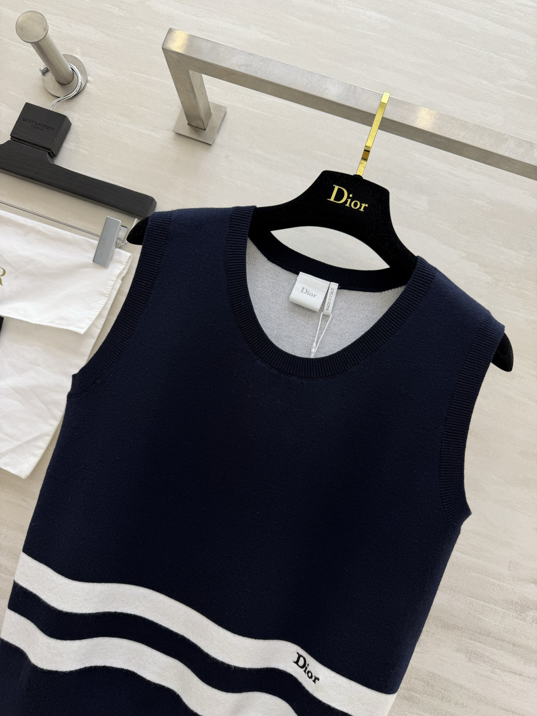 #Dio♡²⁶经典条纹针织马甲 藏青高级底色｜简约撞色条纹 低调刺绣logo加持 软糯亲肤针织面料显瘦百