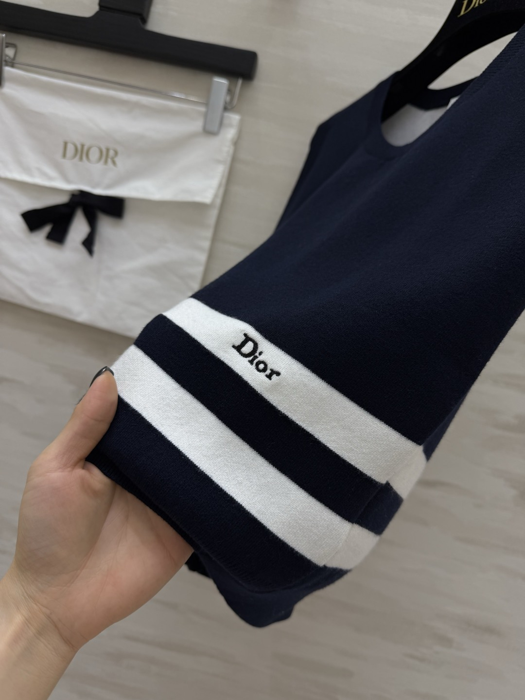 #Dio♡²⁶经典条纹针织马甲 藏青高级底色｜简约撞色条纹 低调刺绣logo加持 软糯亲肤针织面料显瘦百