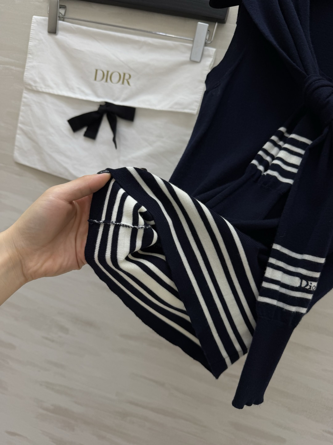 Dio♡²⁶假两件披肩针织上衣 元气浅黄+经典藏青双色可选 自带披肩造型 不用额外搭配 轻松穿出层次感 