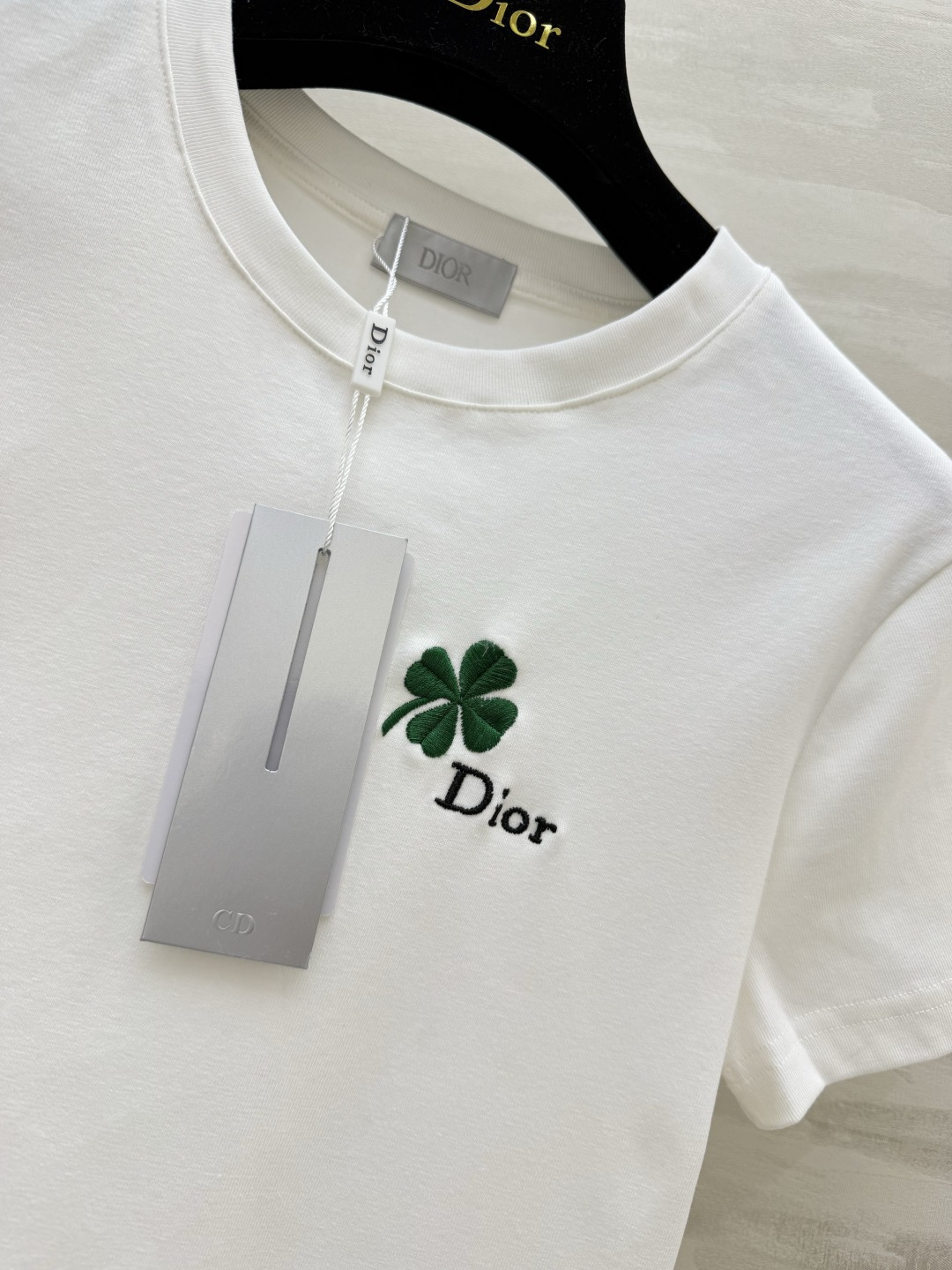 Dio♡²⁶幸运四叶草刺绣🪡T恤 经典黑白灰三色刚需 精致刺绣小标 低调轻奢 亲肤透气面料 舒适显瘦 万