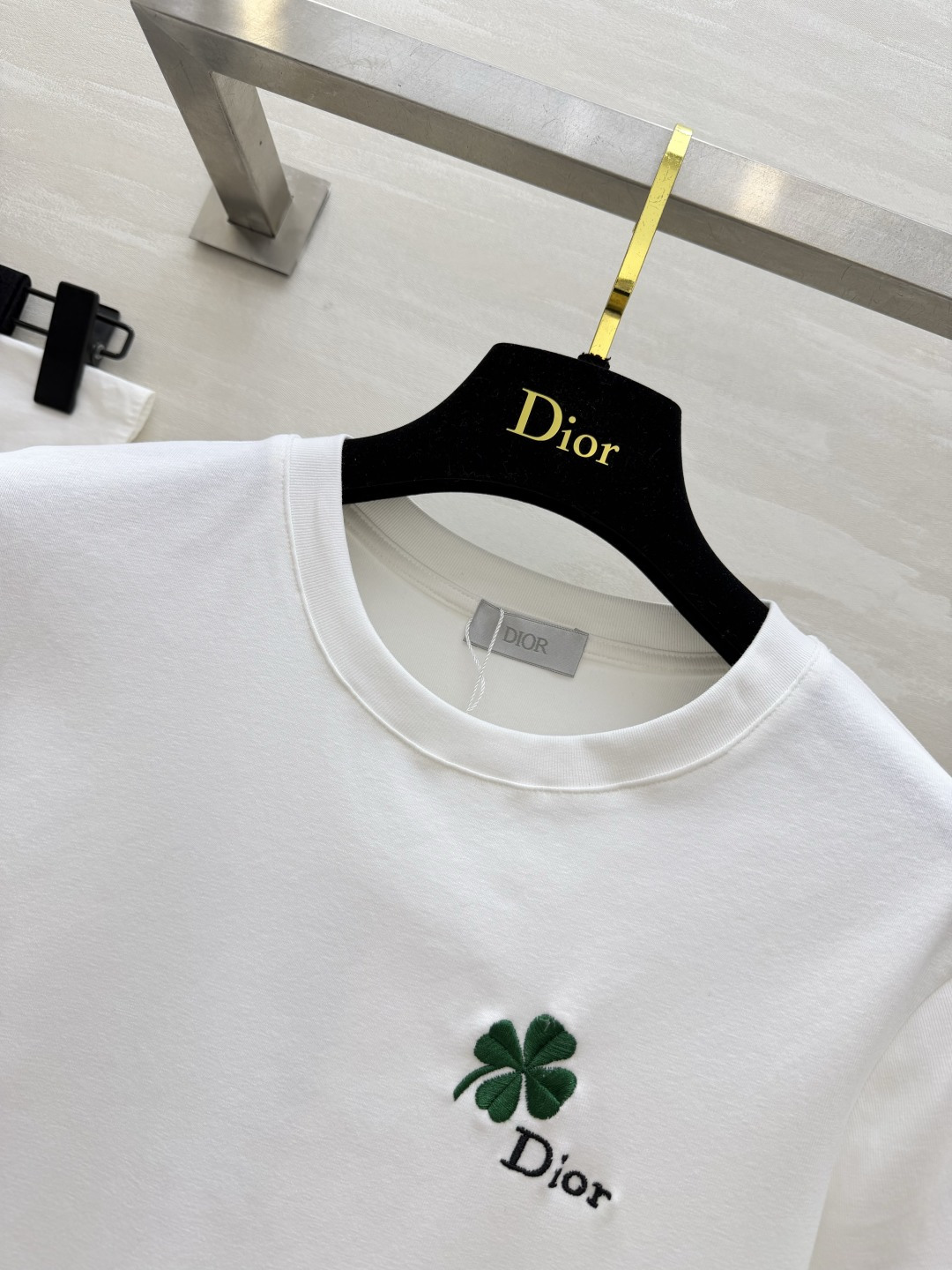 Dio♡²⁶幸运四叶草刺绣🪡T恤 经典黑白灰三色刚需 精致刺绣小标 低调轻奢 亲肤透气面料 舒适显瘦 万