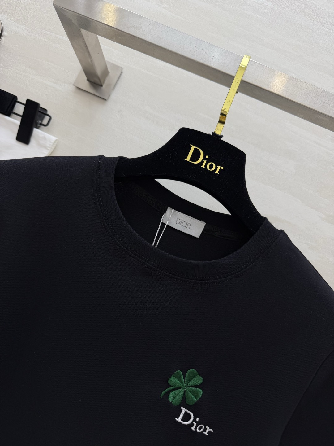 Dio♡²⁶幸运四叶草刺绣🪡T恤 经典黑白灰三色刚需 精致刺绣小标 低调轻奢 亲肤透气面料 舒适显瘦 万