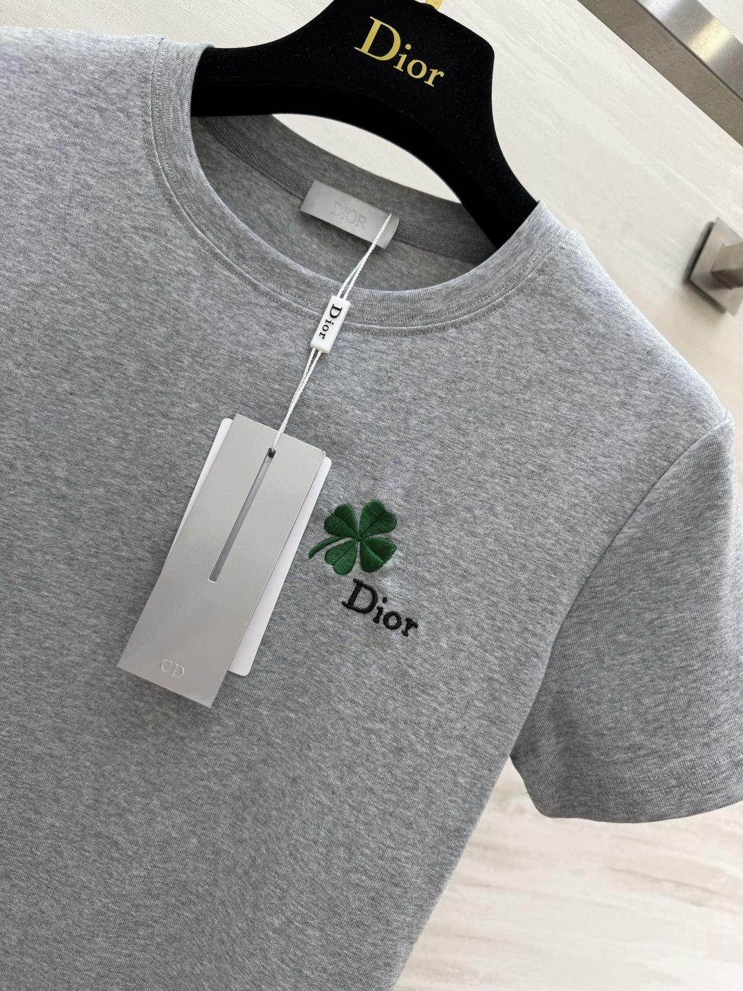 Dio♡²⁶幸运四叶草刺绣🪡T恤 经典黑白灰三色刚需 精致刺绣小标 低调轻奢 亲肤透气面料 舒适显瘦 万