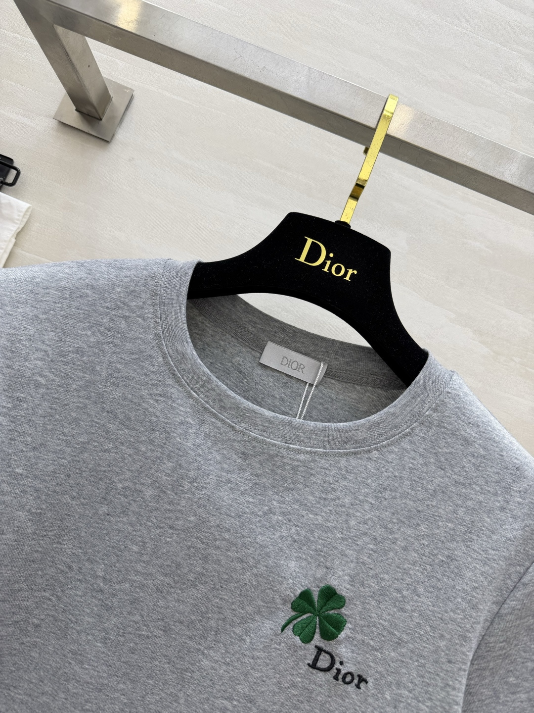Dio♡²⁶幸运四叶草刺绣🪡T恤 经典黑白灰三色刚需 精致刺绣小标 低调轻奢 亲肤透气面料 舒适显瘦 万