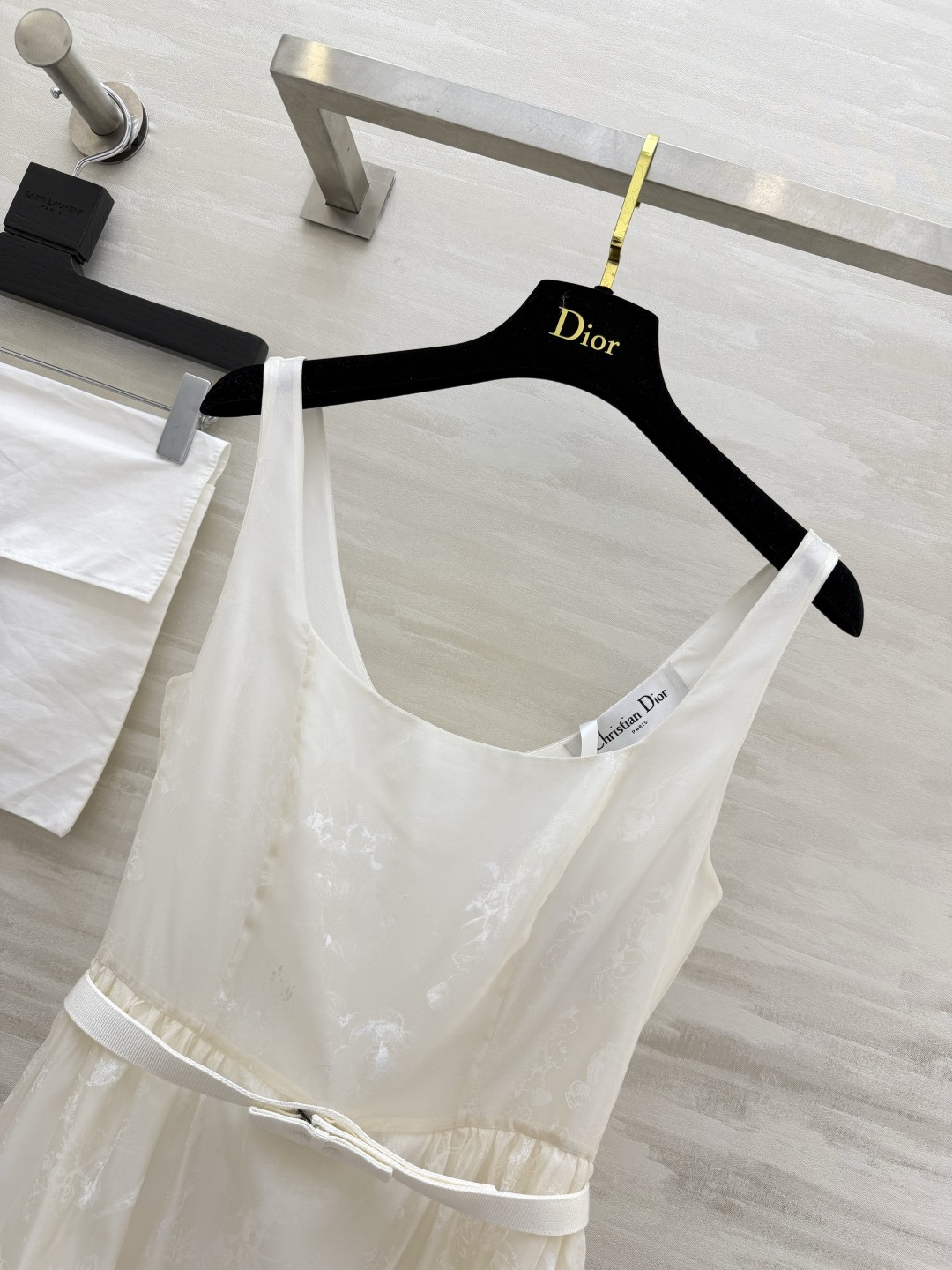DIO♡²⁶仙气白月光女神款🤍一眼沦陷的法式纯白吊带连衣裙✨自带朦胧柔光的氛围感美人裙 温柔大方方领 气