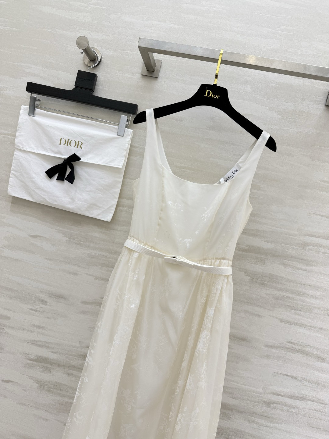DIO♡²⁶仙气白月光女神款🤍一眼沦陷的法式纯白吊带连衣裙✨自带朦胧柔光的氛围感美人裙 温柔大方方领 气