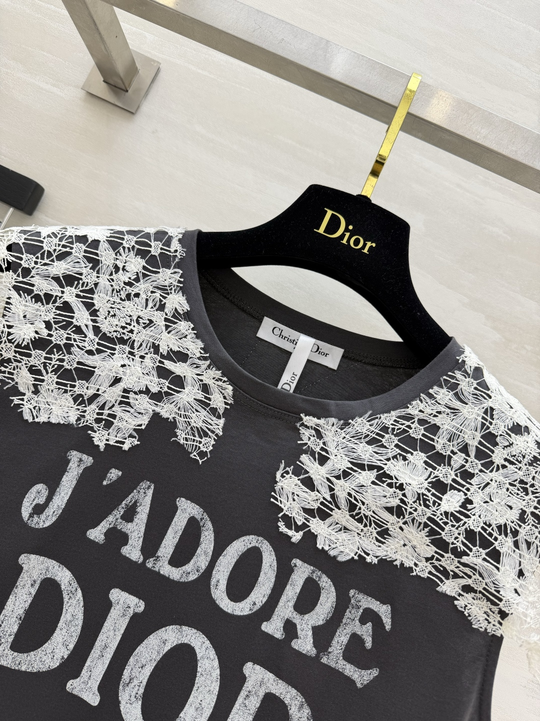 Dio♡²⁶经典J'ADORE字母无袖上衣 深灰底色撞米白蕾丝 高级感直接拉满 肩颈下摆拼接精致镂空水溶