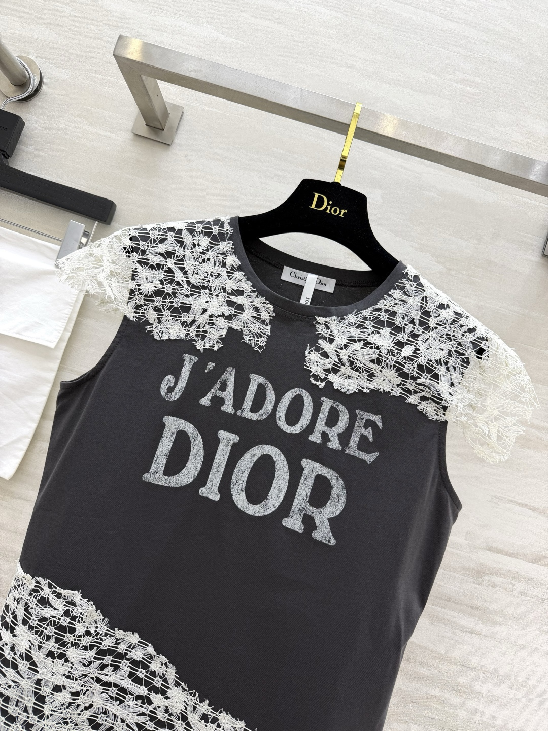 Dio♡²⁶经典J'ADORE字母无袖上衣 深灰底色撞米白蕾丝 高级感直接拉满 肩颈下摆拼接精致镂空水溶