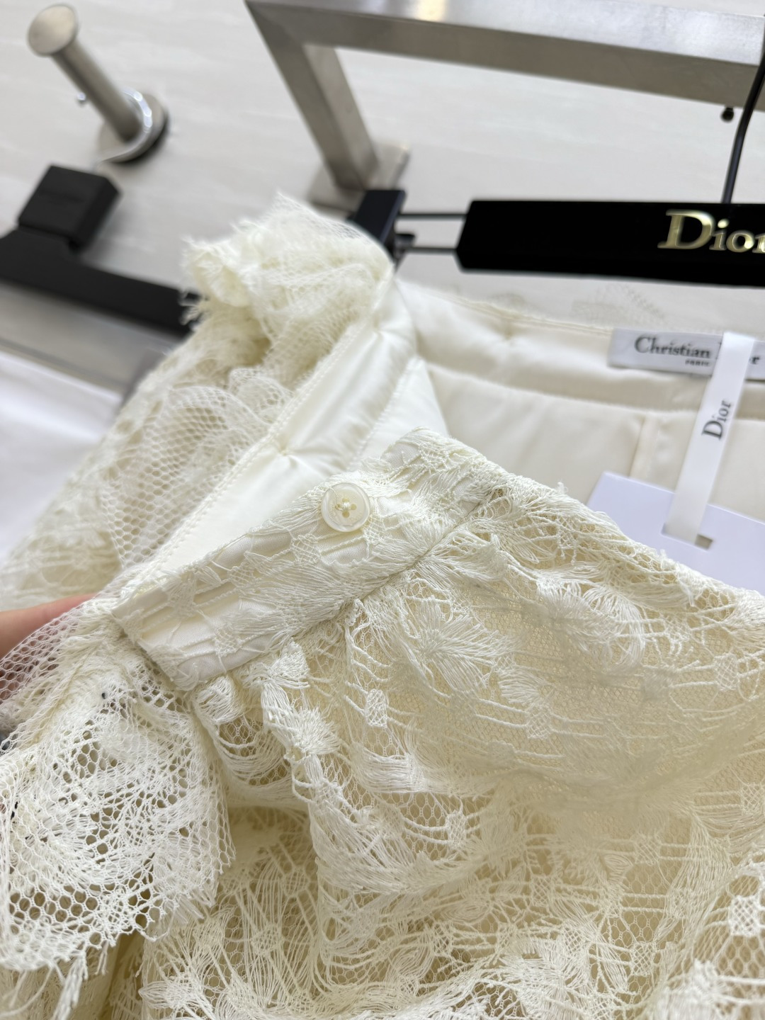 DIO♡²⁶重工蕾丝半裙 温柔又仙气 通体精致镂空花卉纹理 重工细腻超有质感 高腰荷叶花边腰头 轻松收紧