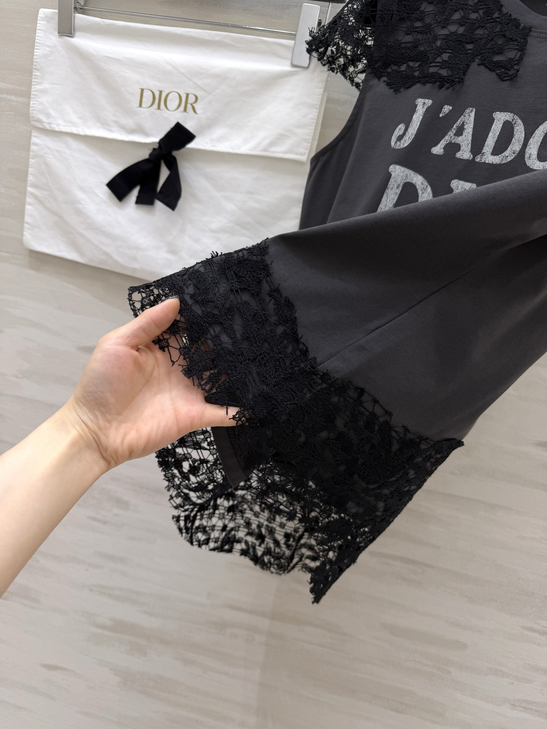 Dio♡²⁶经典J'ADORE字母无袖上衣 深灰底色撞蕾丝 高级感直接拉满 肩颈下摆拼接精致镂空水溶蕾丝