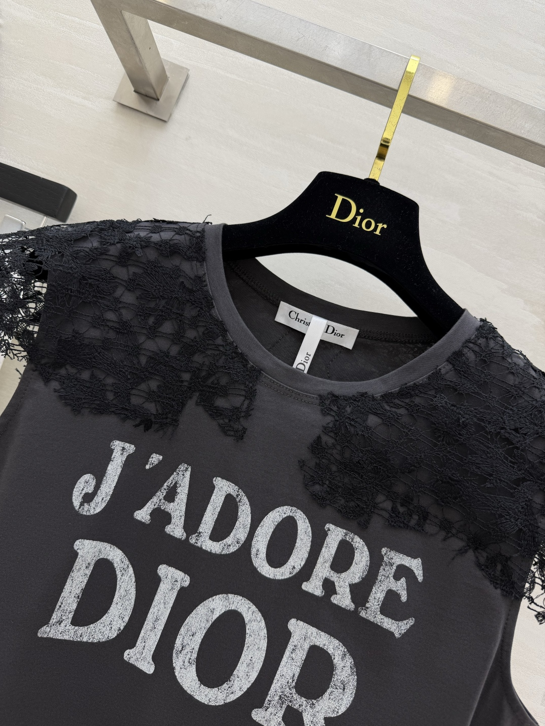 Dio♡²⁶经典J'ADORE字母无袖上衣 深灰底色撞蕾丝 高级感直接拉满 肩颈下摆拼接精致镂空水溶蕾丝