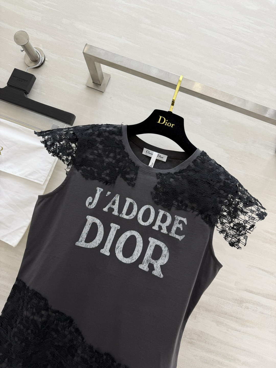 Dio♡²⁶经典J'ADORE字母无袖上衣 深灰底色撞蕾丝 高级感直接拉满 肩颈下摆拼接精致镂空水溶蕾丝