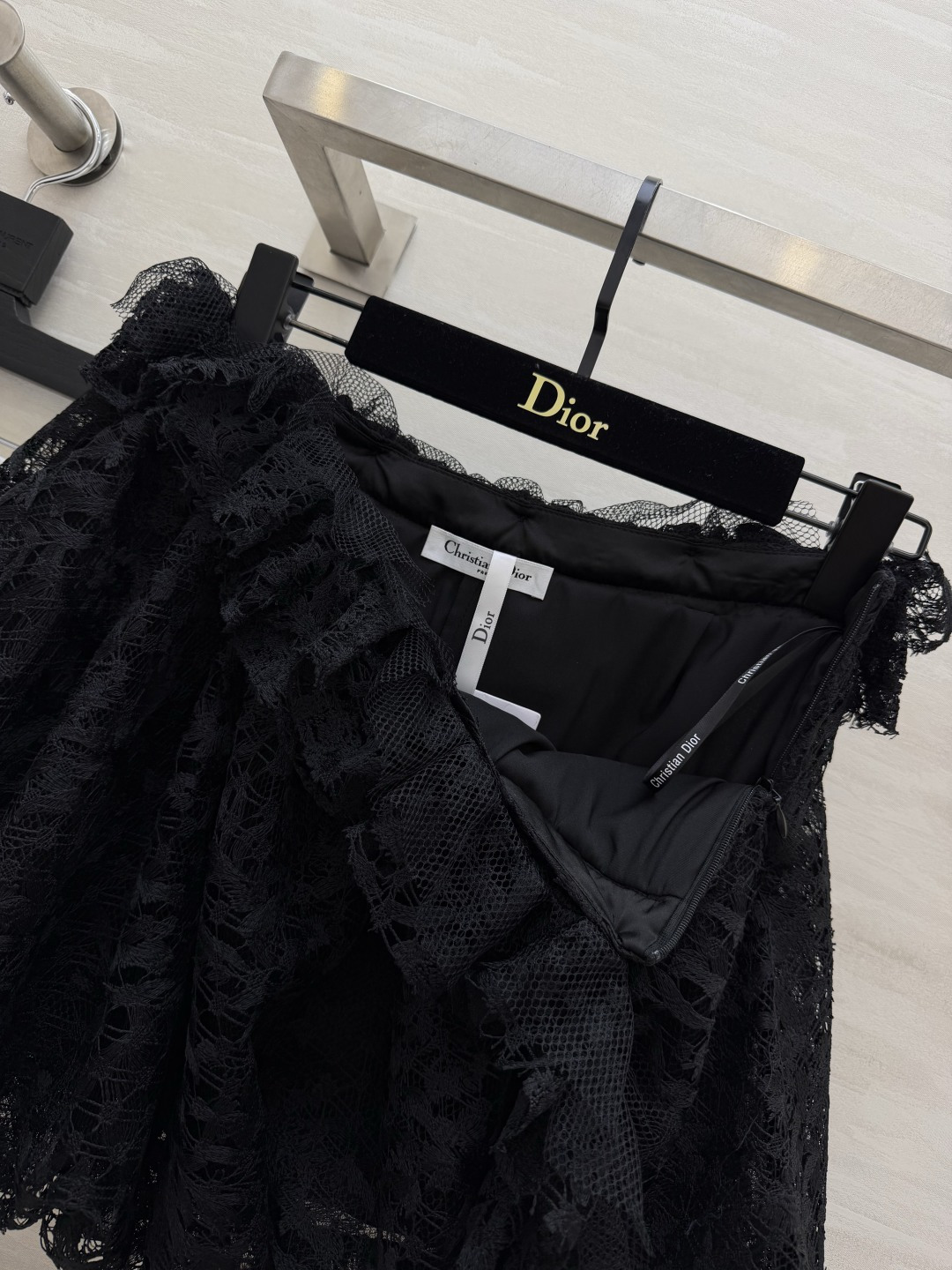 DIO♡²⁶重工蕾丝半裙 温柔又仙气 通体精致镂空花卉纹理 重工细腻超有质感 高腰荷叶花边腰头 轻松收紧