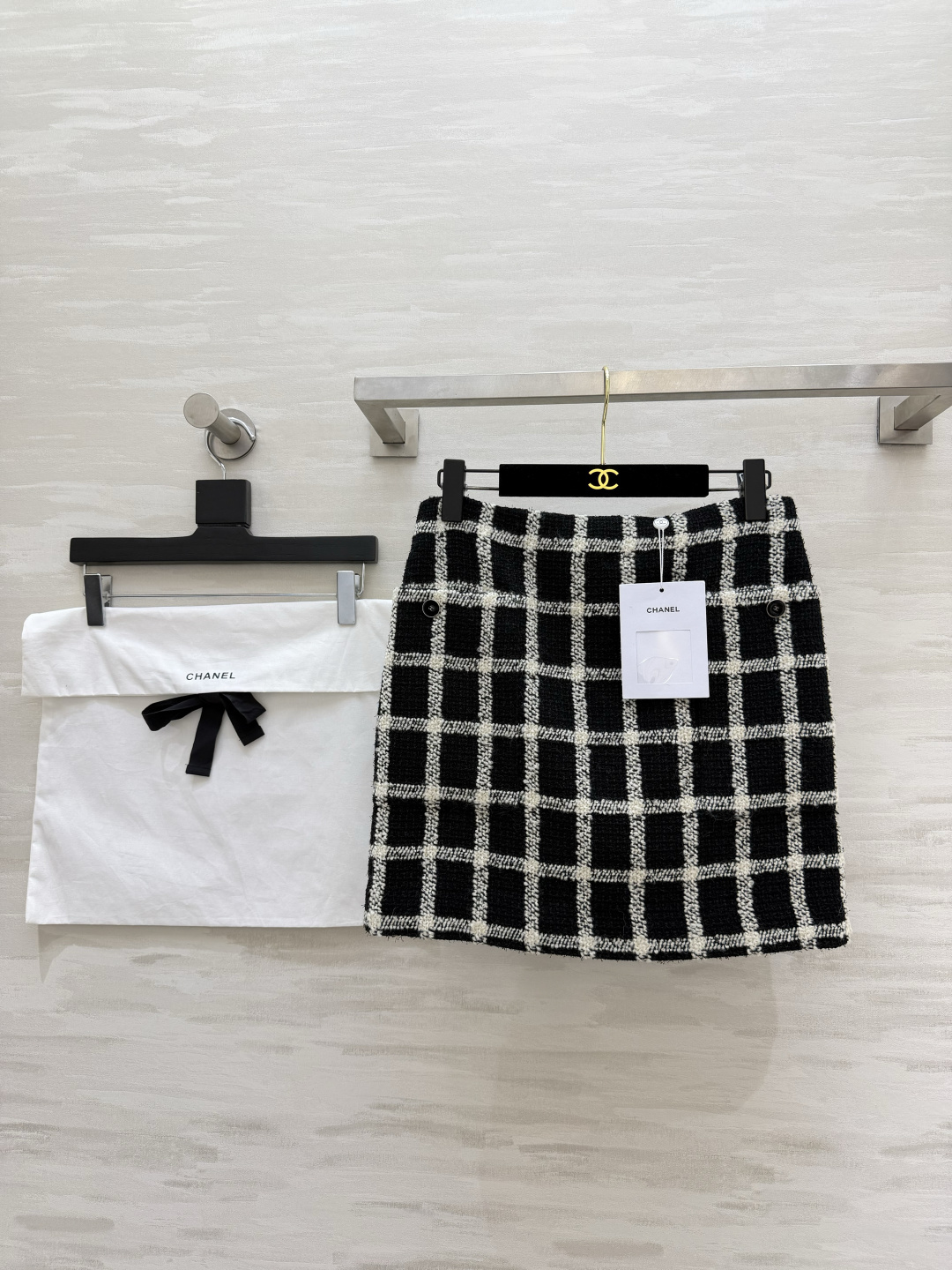 NO:817712,Chane tweed short-sleeved suit, lapel plaid crop top and high-waisted skirt from the same series. Wool tweed with full texture. Neat and elegant checkered jacket style. Exquisite metal buckle embellishment, a small fragrance directly fills the air. Sweet and noble, easy to handle for commuting and dating. The upper body instantly transforms into a lady's temperament, noble and slim. The whole set comes with a dust bag, which directly fills the sense of ritual. High-quality customization  Available now, size 36/38/40 (S size bust 90, dress length 58, skirt waist 70, skirt length 41), Chanel-clothing, chanel, chanel, skirts, jackets & coats, T-shirt,19860909Chane粗花呢短袖套装 翻领格纹短款上衣同系列高腰半裙 肌理感满满的羊毛粗花呢 利落大方的方格外套版型 精致金属扣点缀,小香氛围直接拉满 又甜又贵气,通勤约会都轻松拿捏 上身秒变气质名媛,显贵又显瘦 全套自带防尘袋,仪式感直接拉满 高品质定制 现货首发size36/38/40（s码胸围90,衣长；58,半裙腰围70,裙长41）,香奈儿-服装,chanel,chanel,skirts,jackets & coats,T-shirt,,Women's clothing