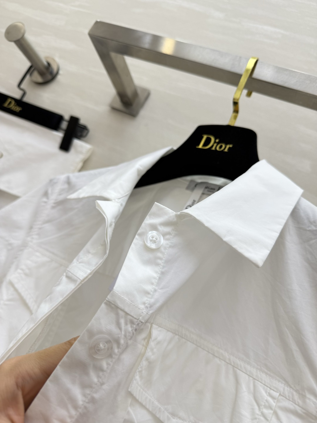 Dio♡²⁶收腰短袖白衬衫 干净纯白永远是高级感的代名词✨ 利落翻领 对称口袋设计 修身收腰剪裁一秒掐出