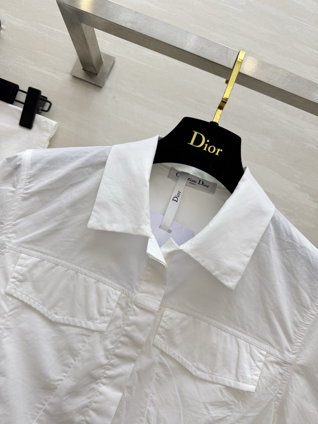 Dio♡²⁶收腰短袖白衬衫 干净纯白永远是高级感的代名词✨ 利落翻领 对称口袋设计 修身收腰剪裁一秒掐出