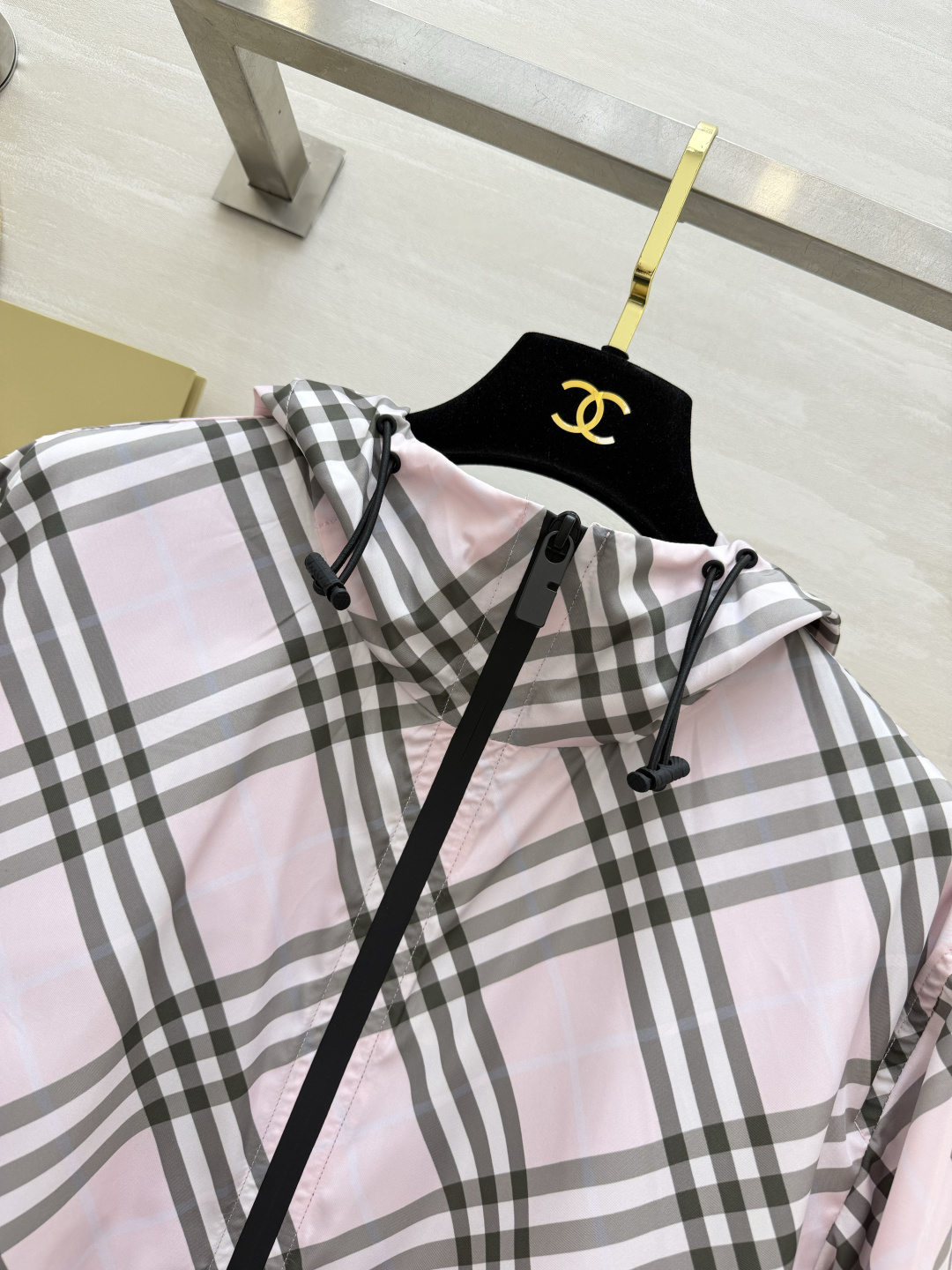 Burberr♡²⁶经典格纹收腰连帽外套 少女心满满的淡粉调 一眼心动的温柔高级感✨品牌标志性斜格纹设计