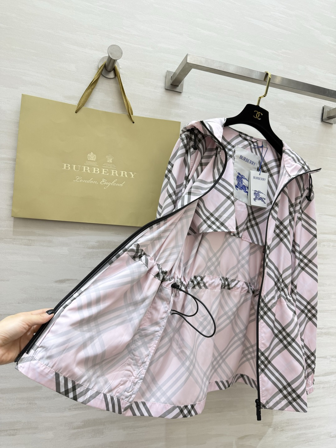 Burberr♡²⁶经典格纹收腰连帽外套 少女心满满的淡粉调 一眼心动的温柔高级感✨品牌标志性斜格纹设计