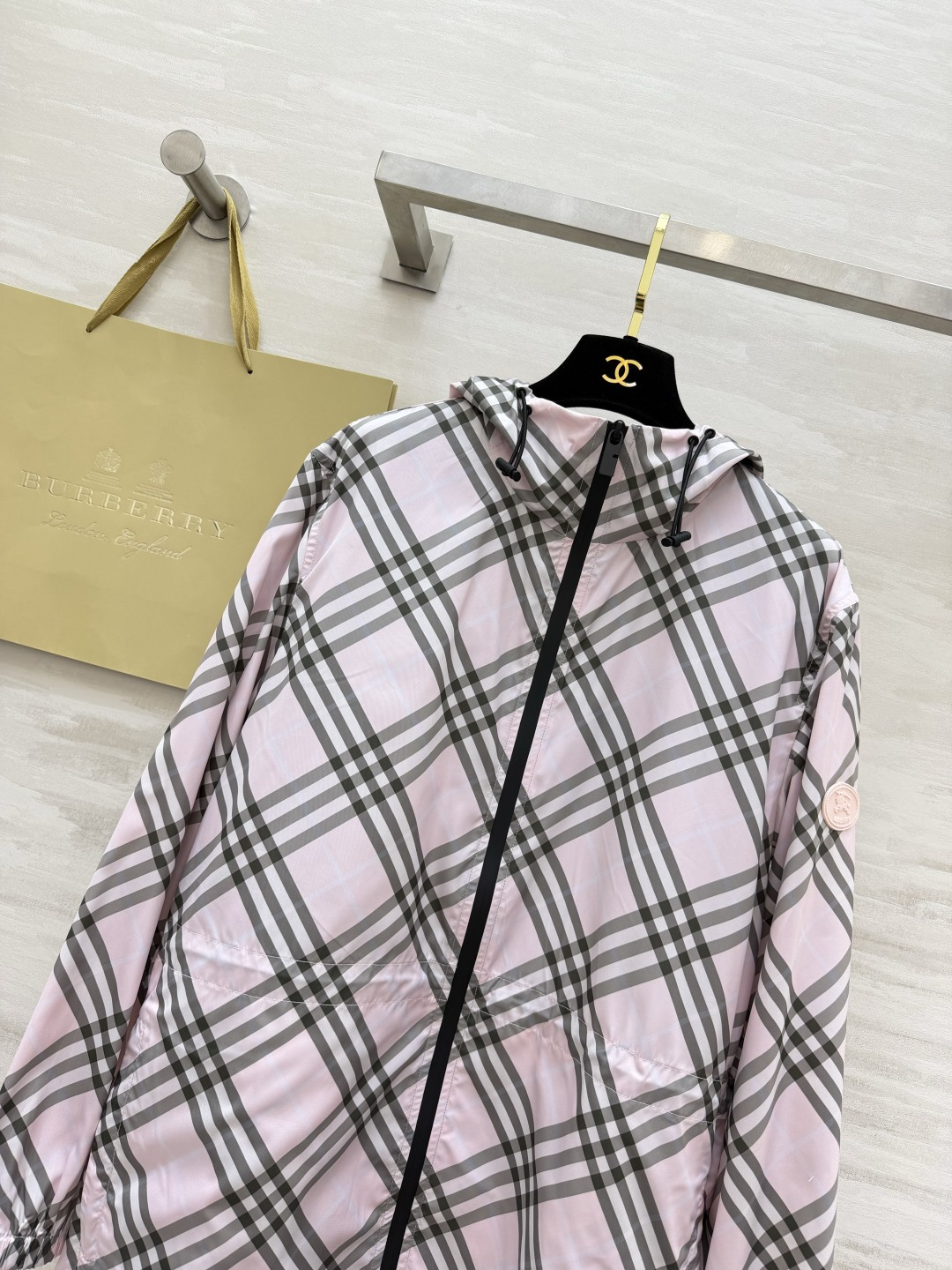 Burberr♡²⁶经典格纹收腰连帽外套 少女心满满的淡粉调 一眼心动的温柔高级感✨品牌标志性斜格纹设计