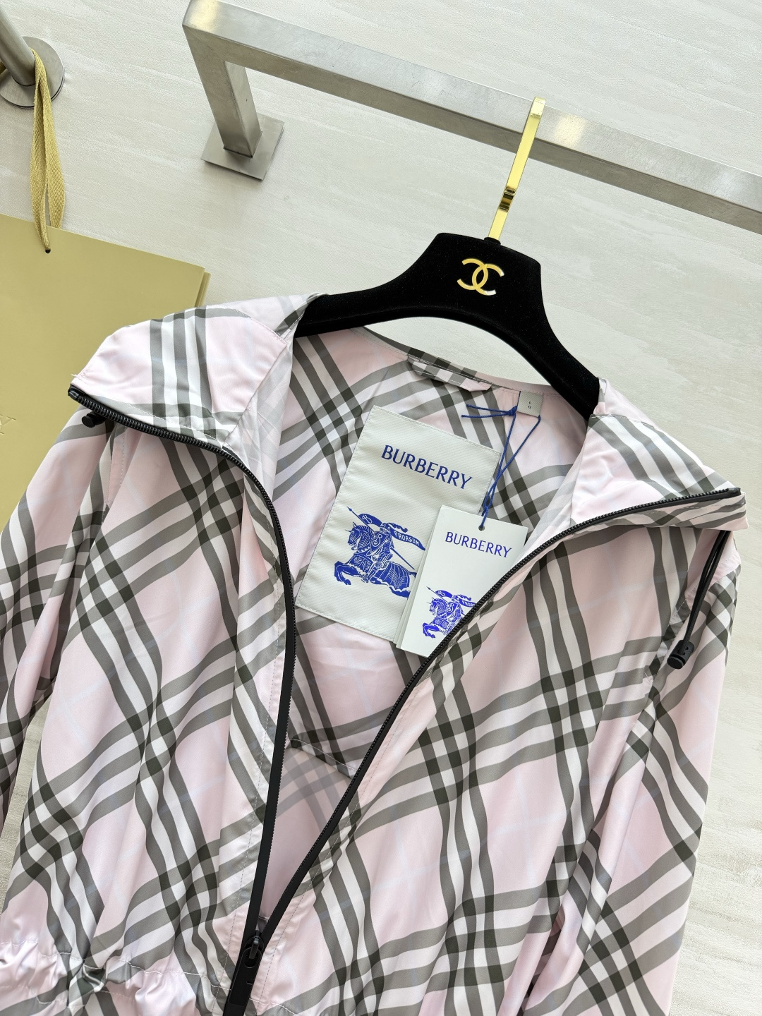 Burberr♡²⁶经典格纹收腰连帽外套 少女心满满的淡粉调 一眼心动的温柔高级感✨品牌标志性斜格纹设计