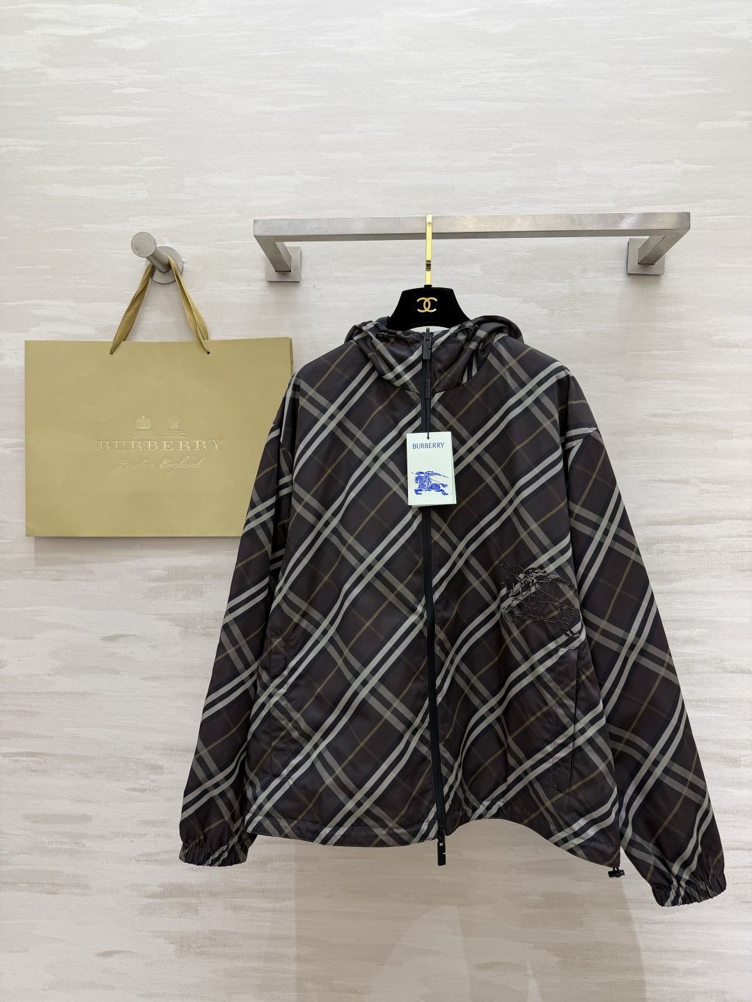 NO:828627,#Burberr Men's British Classic Reversible Hooded Jacket One side is low-key pure black and minimalist. The other side has retro plaid to show the brand's heritage and classic war horse embroidery logo. It is low-key and shows light luxury taste. Loose and neat tailoring. It can be easily controlled by men and women regardless of body shape. Lightweight windproof and anti-wrinkle fabric. Adjustable hem + hooded design. It has both practicality and style. Suitable for commuting to work, daily travel, and outdoor outings!  Wear two clothes in one, unlocking double outfit possibilities. The most versatile style in the wardrobe. High-end feel at your fingertips. High-quality customization. Available in stock first size S/M/L/XL/XXL (S size shoulder width 54, bust 124, length 68, burberry, jackets & coats, hats,19860909#Burberr男装英伦经典双面穿连帽夹克 一面低调纯黑极简大气 一面复古格纹尽显品牌底蕴经典战马刺绣标识 低调彰显轻奢品味 宽松利落剪裁 不挑身材男女都能轻松驾驭 轻薄防风抗皱面料 可调节下摆+连帽设计 兼顾实用性与造型感 通勤上班、日常出行、户外出游都适配！一衣两穿 解锁双倍穿搭可能性 衣橱的王牌百搭款 高级感随手拿捏 高品质定制 现货首发sizeS/M/L/XL/XXL（s码肩宽54,胸围124,衣长68,,burberry,jackets & coats,hats,,Women's clothing