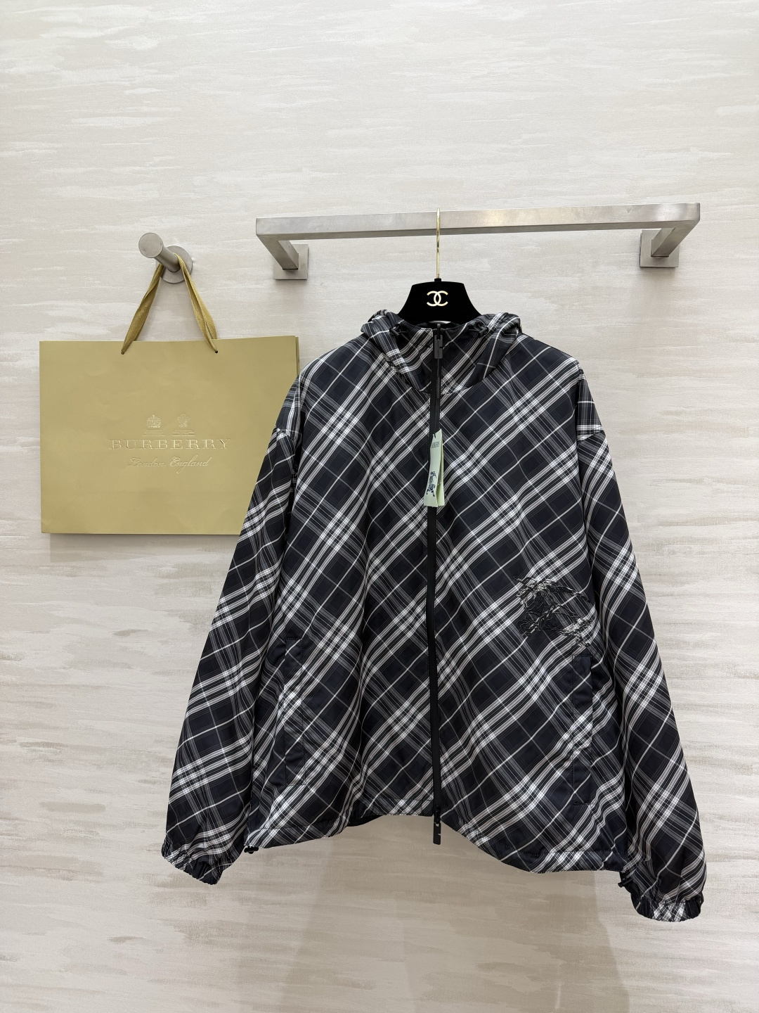 NO:819814,#Burberr Men's British Classic Reversible Hooded Jacket One side is low-key pure black and minimalist. The other side has retro plaid to show the brand's heritage and classic war horse embroidery logo. It is low-key and shows light luxury taste. Loose and neat tailoring. It can be easily controlled by men and women regardless of body shape. Lightweight windproof and anti-wrinkle fabric. Adjustable hem + hooded design. It has both practicality and style. Suitable for commuting to work, daily travel, and outdoor outings!  Wear two clothes in one, unlocking double outfit possibilities. The most versatile style in the wardrobe. High-end feel at your fingertips. High-quality customization. Available in stock first size S/M/L/XL/XXL (S size shoulder width 54, bust 124, length 68), Burberry - Clothing, burberry, jackets & coats, hats,19860909#Burberr男装英伦经典双面穿连帽夹克 一面低调纯黑极简大气 一面复古格纹尽显品牌底蕴经典战马刺绣标识 低调彰显轻奢品味 宽松利落剪裁 不挑身材男女都能轻松驾驭 轻薄防风抗皱面料 可调节下摆+连帽设计 兼顾实用性与造型感 通勤上班、日常出行、户外出游都适配！一衣两穿 解锁双倍穿搭可能性 衣橱的王牌百搭款 高级感随手拿捏 高品质定制 现货首发sizeS/M/L/XL/XXL（s码肩宽54,胸围124,衣长68）,博柏利-服装,burberry,jackets & coats,hats,,Women's clothing