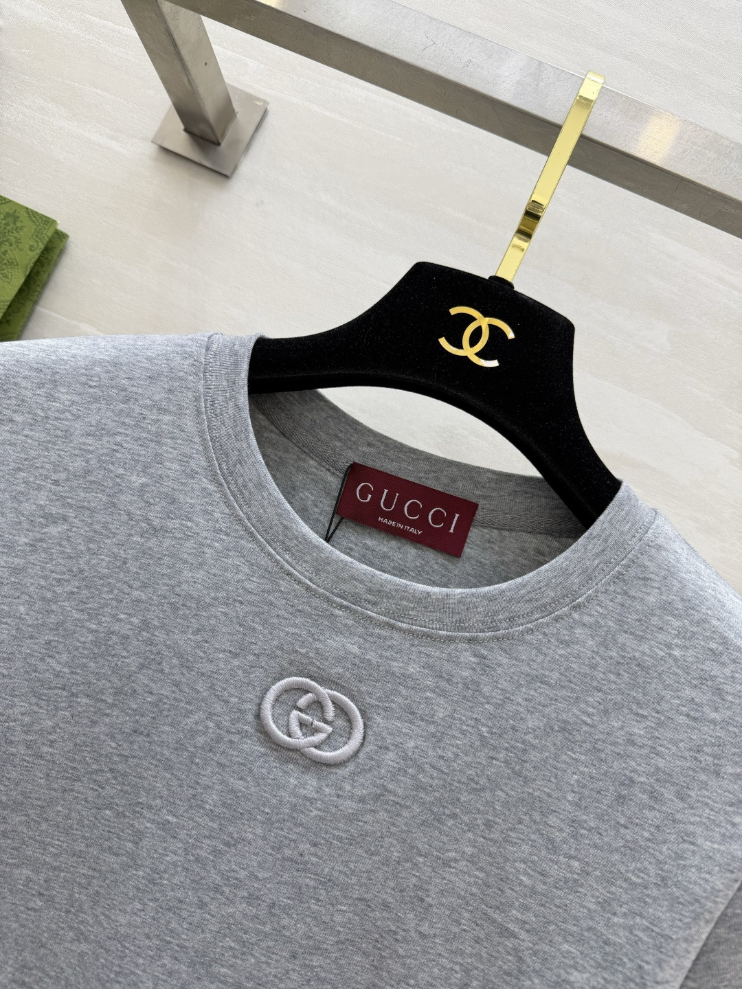 Gucc♡²⁶经典基础款短袖T恤 胸前低调立体双G小标 精致又不张扬 经典圆领版型 贴合脖颈、修饰头肩比