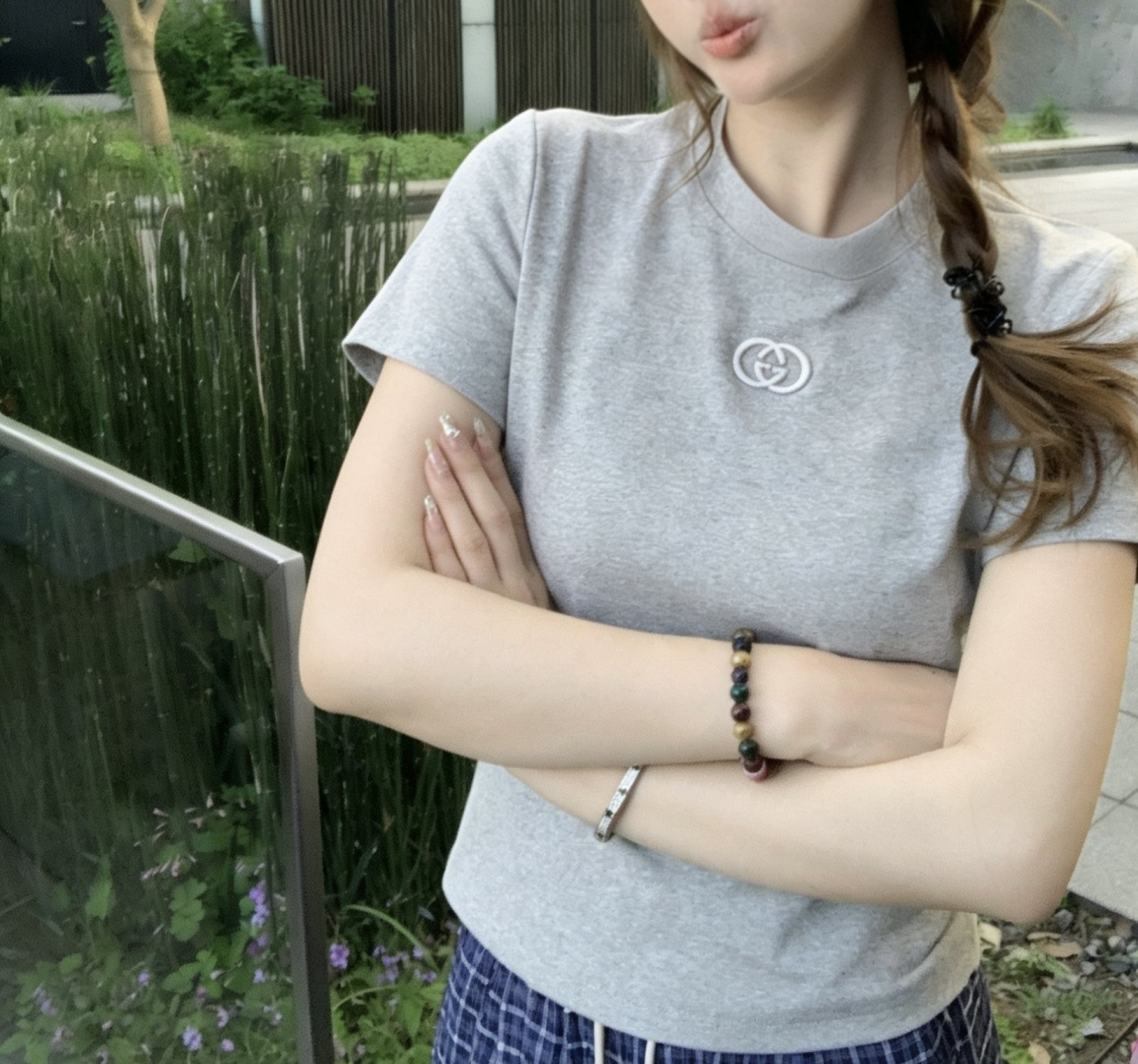 Gucc♡²⁶经典基础款短袖T恤 胸前低调立体双G小标 精致又不张扬 经典圆领版型 贴合脖颈、修饰头肩比