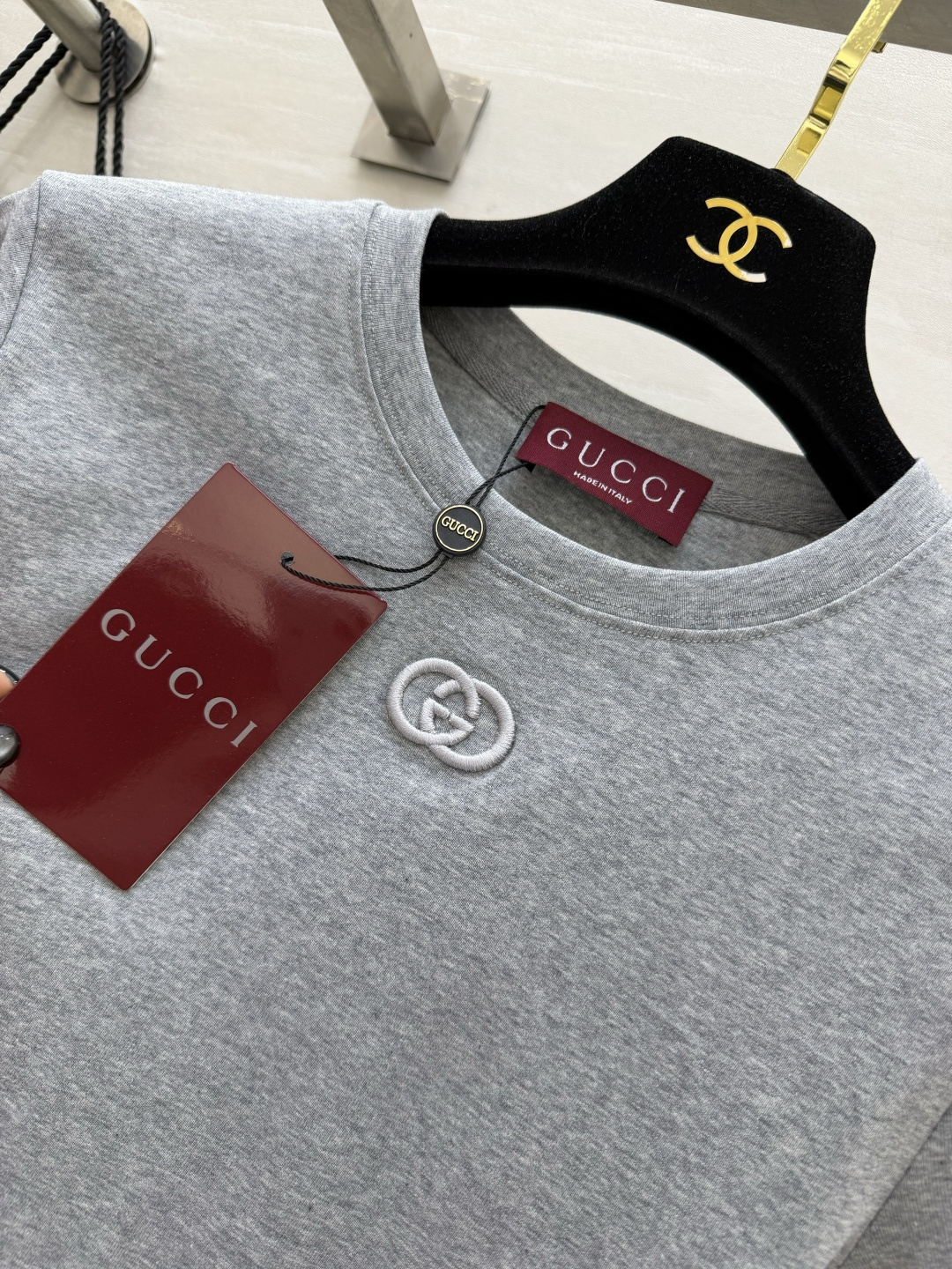 Gucc♡²⁶经典基础款短袖T恤 胸前低调立体双G小标 精致又不张扬 经典圆领版型 贴合脖颈、修饰头肩比