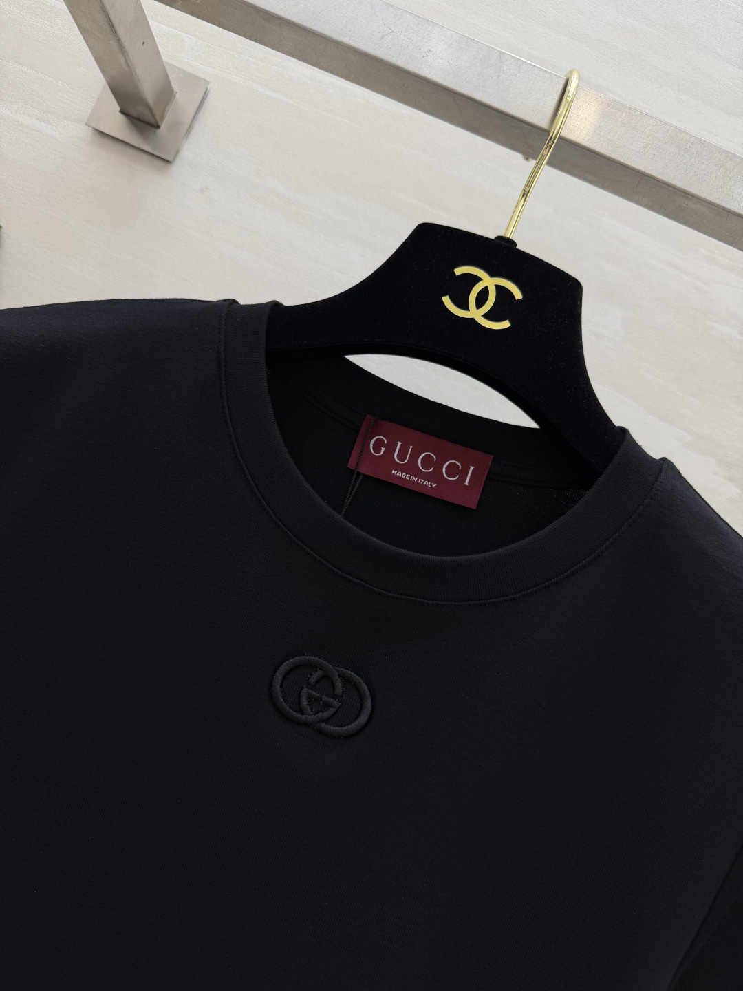 Gucc♡²⁶经典基础款短袖T恤 胸前低调立体双G小标 精致又不张扬 经典圆领版型 贴合脖颈、修饰头肩比