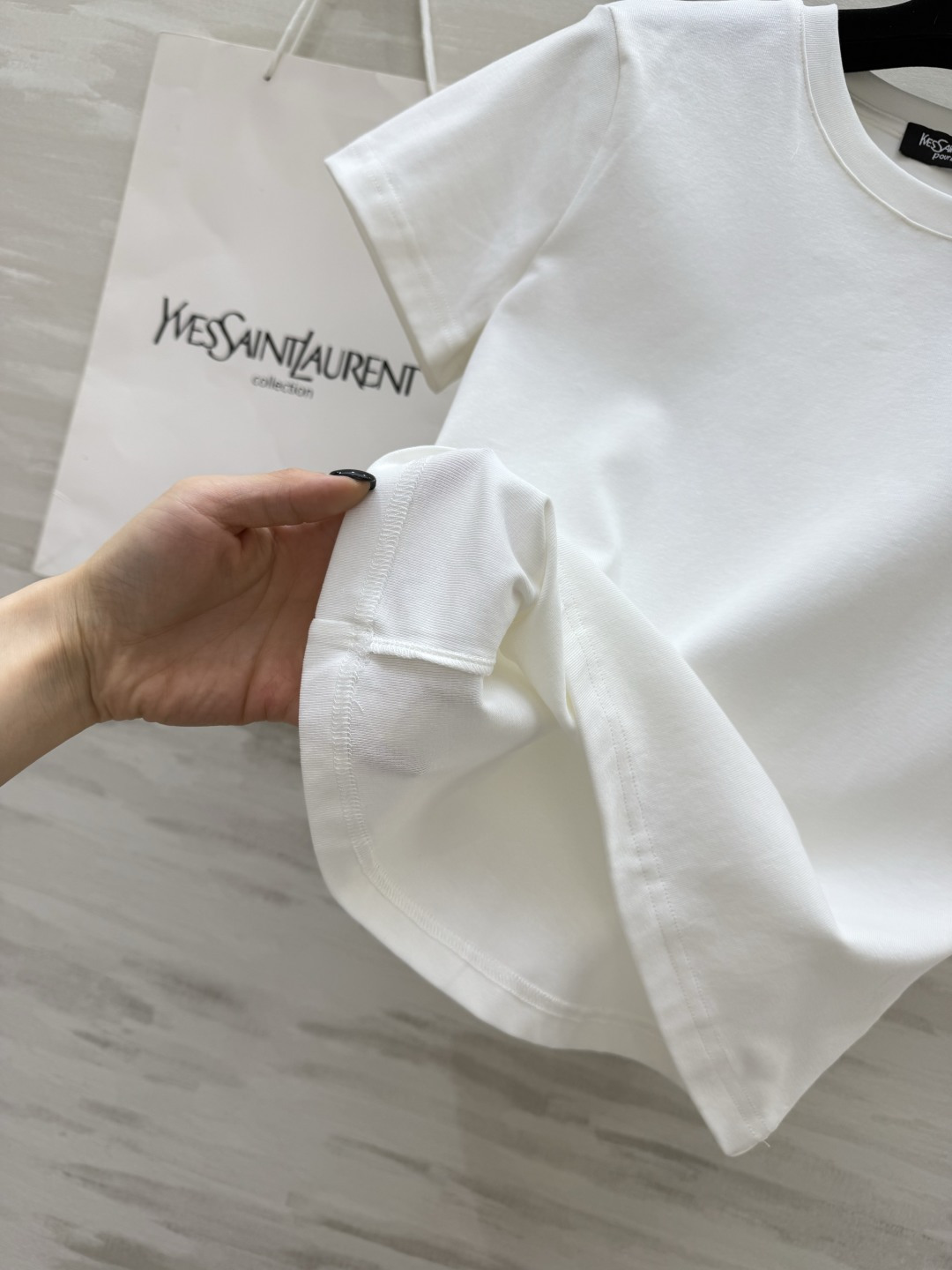 YSL²⁶经典小标刺绣🪡T恤白/灰/黑三色齐发✨基础款才是衣柜里的常青树简约不简单，单穿内搭都封神日常通