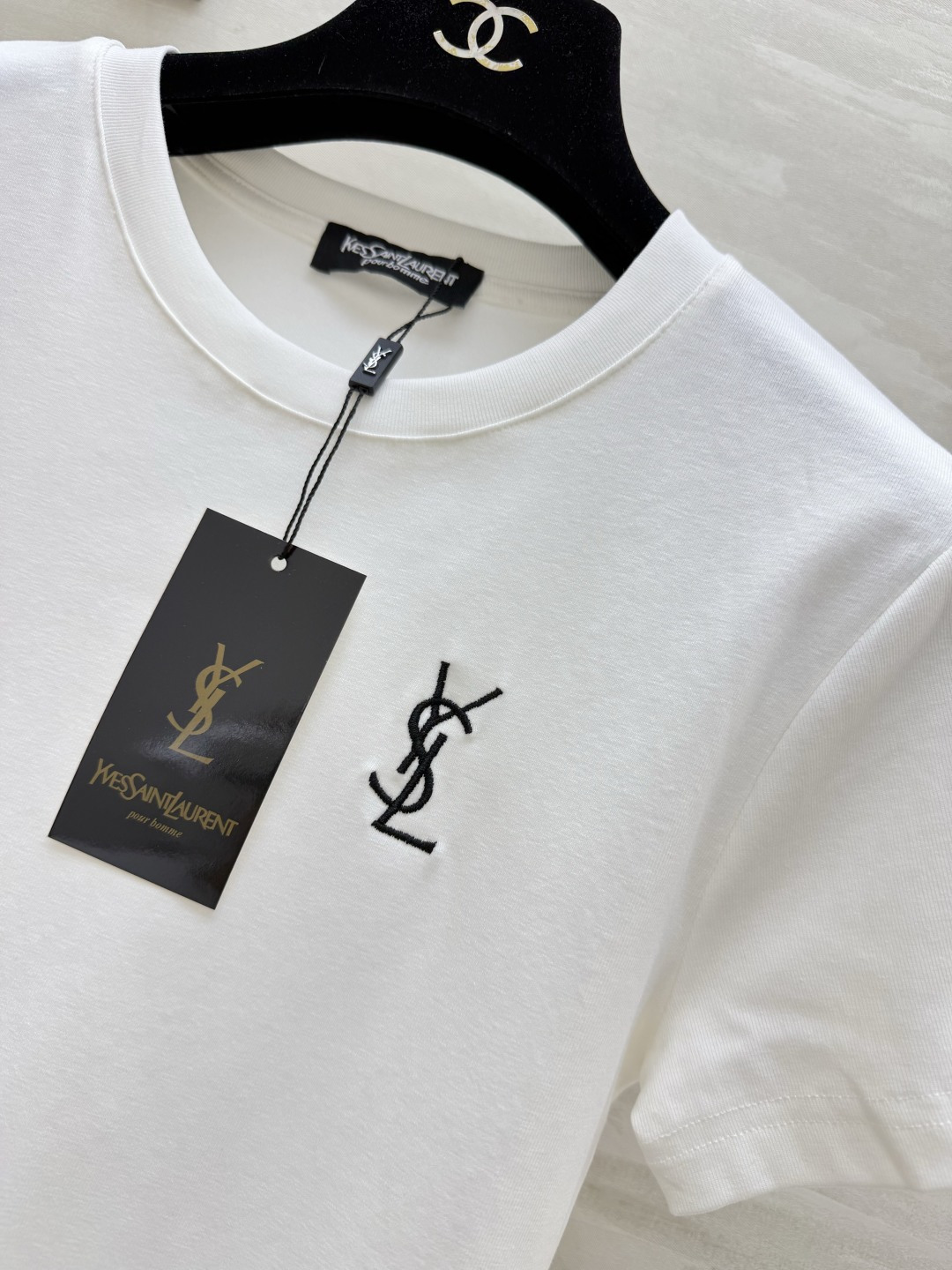 YSL²⁶经典小标刺绣🪡T恤白/灰/黑三色齐发✨基础款才是衣柜里的常青树简约不简单，单穿内搭都封神日常通