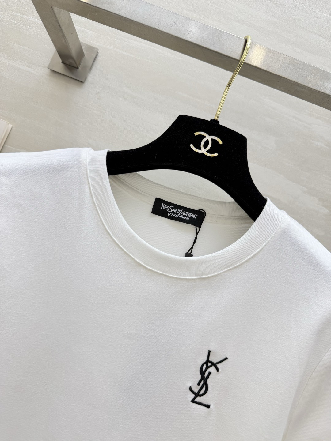 YSL²⁶经典小标刺绣🪡T恤白/灰/黑三色齐发✨基础款才是衣柜里的常青树简约不简单，单穿内搭都封神日常通