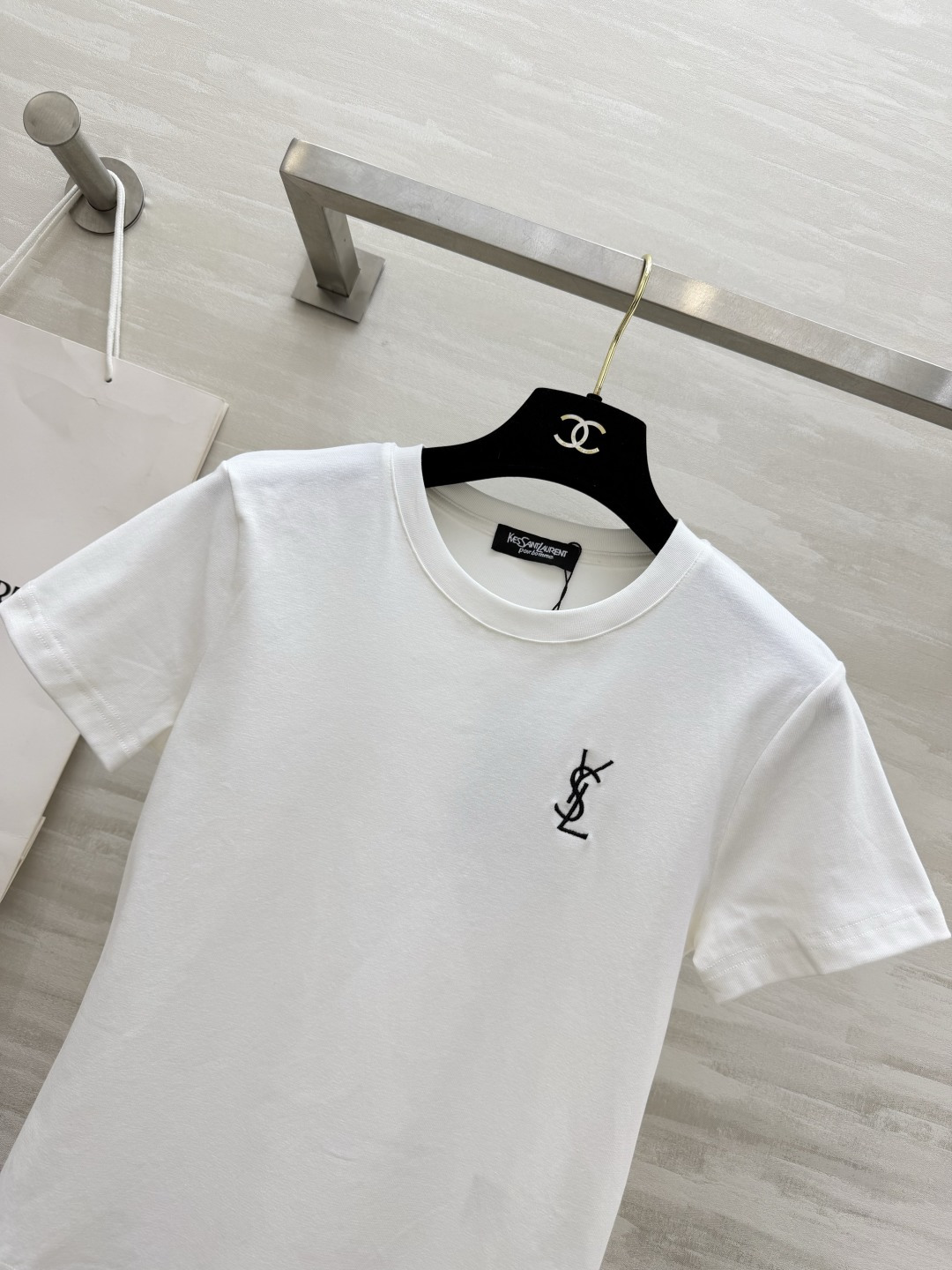 YSL²⁶经典小标刺绣🪡T恤白/灰/黑三色齐发✨基础款才是衣柜里的常青树简约不简单，单穿内搭都封神日常通