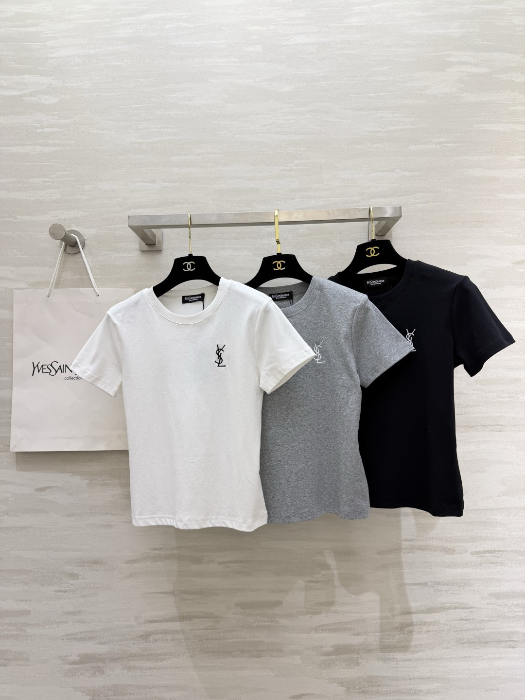 YSL²⁶经典小标刺绣🪡T恤白/灰/黑三色齐发✨基础款才是衣柜里的常青树简约不简单，单穿内搭都封神日常通