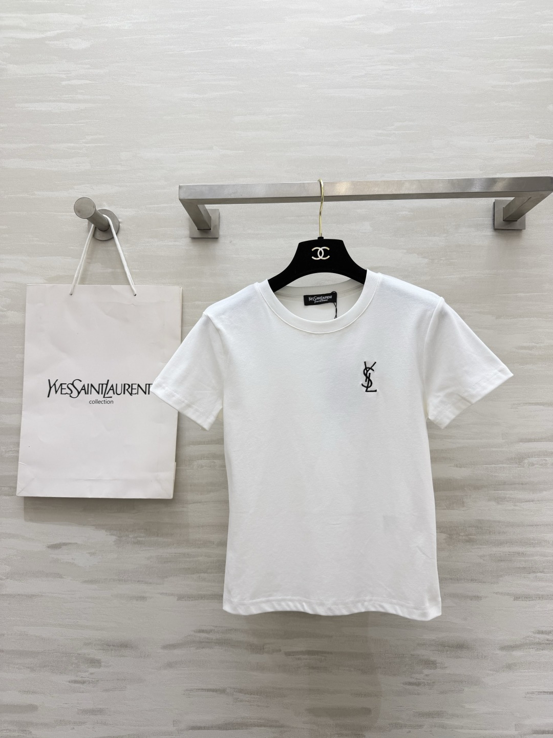 YSL²⁶经典小标刺绣🪡T恤白/灰/黑三色齐发✨基础款才是衣柜里的常青树简约不简单，单穿内搭都封神日常通